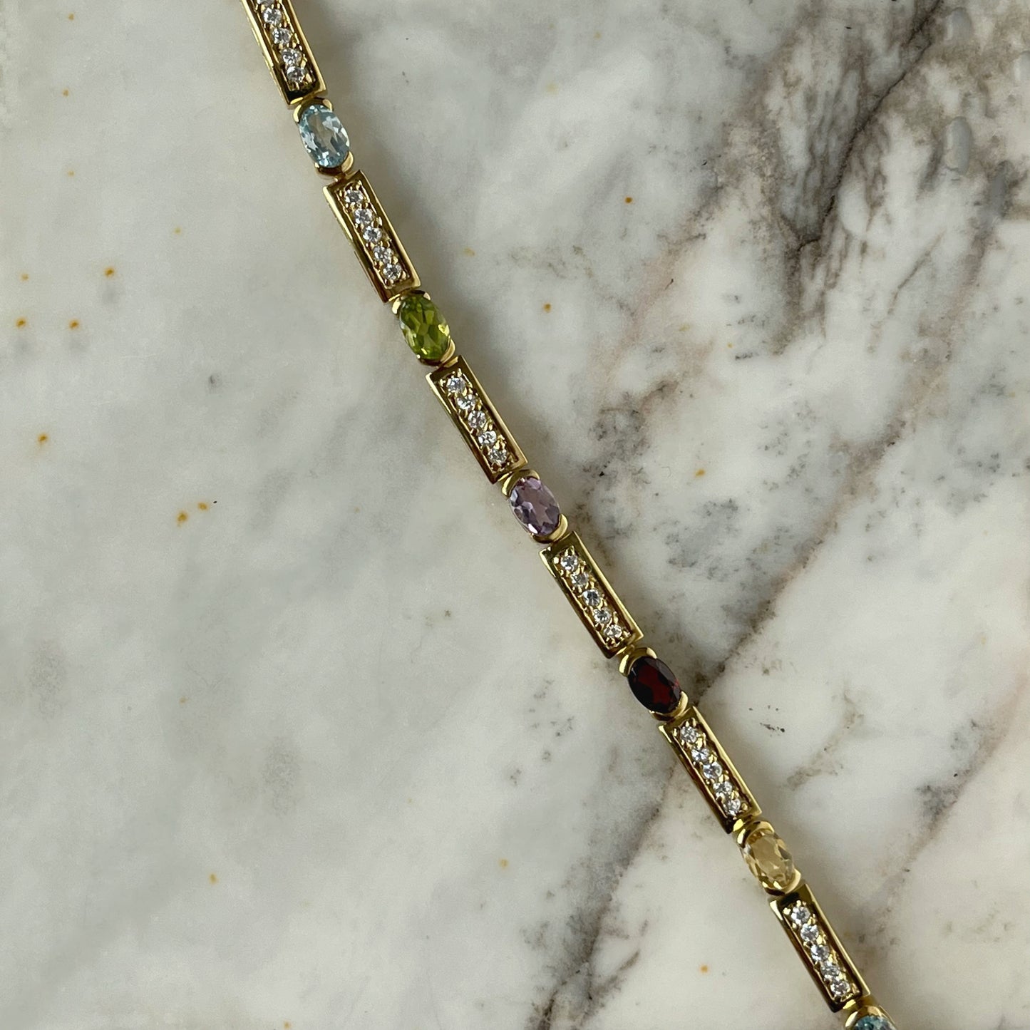 Pulsera de plata con baño de oro amarillo y piedras de colores