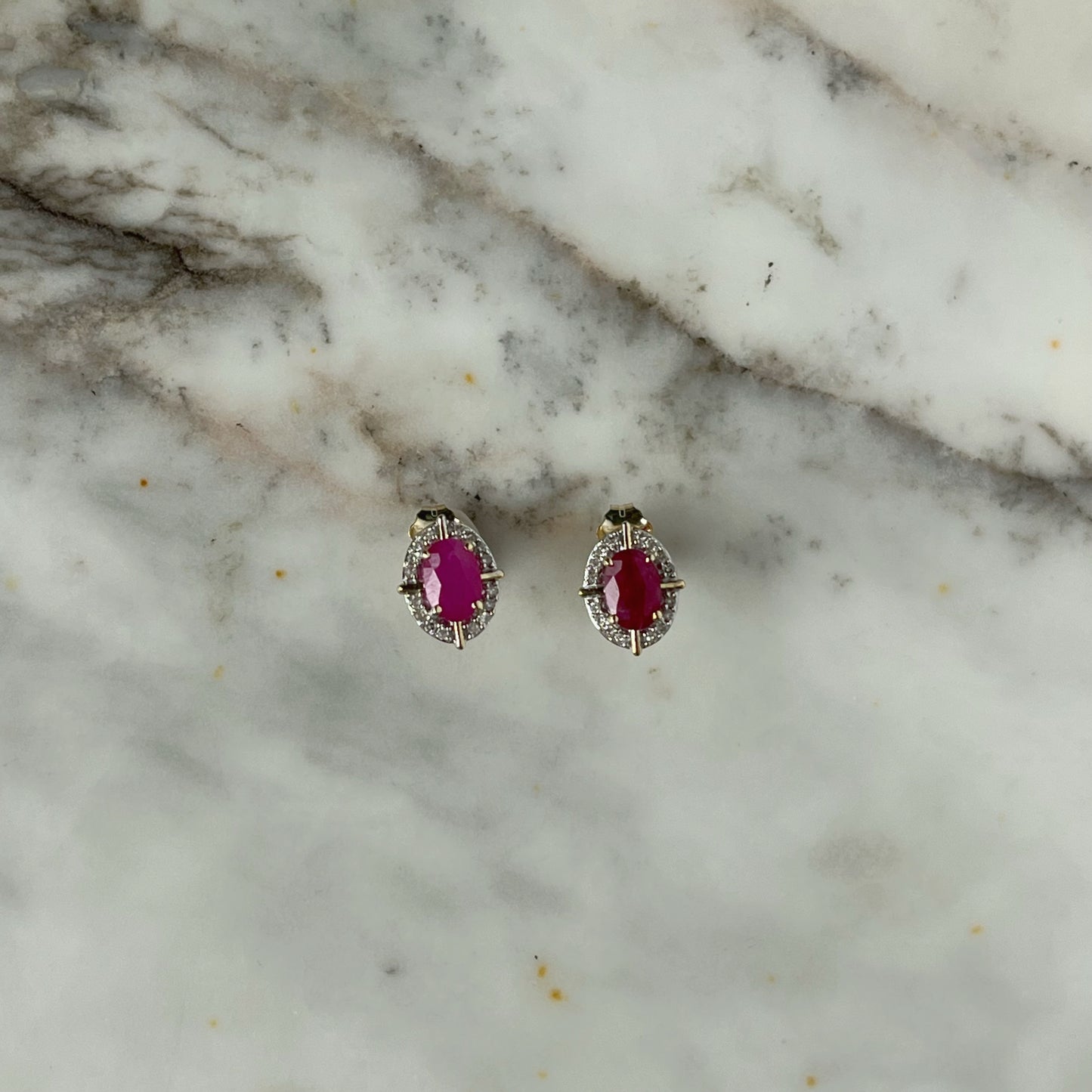 Aretes en oro amarillo 10k con rubí y halo de diamantes 0.10ctw y líneas de oro