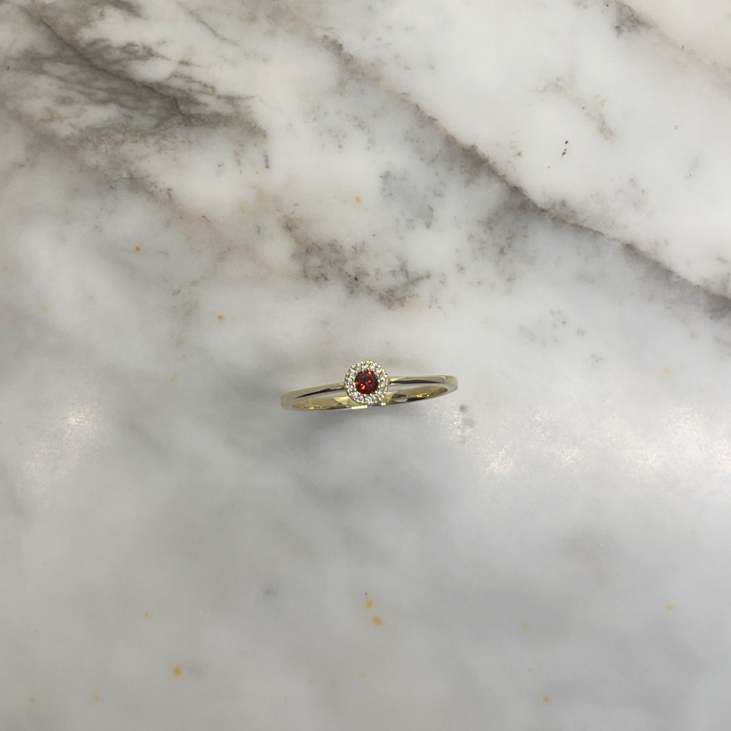Anillo en oro amarillo 10k con granate y halo de diamantes 0.04ctw
