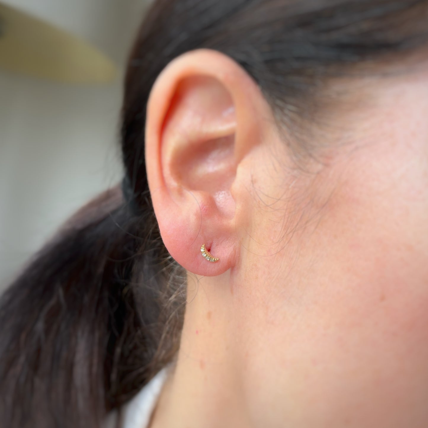 Aretes lunita de diamantes 0.06ctw en oro amarillo de 14k