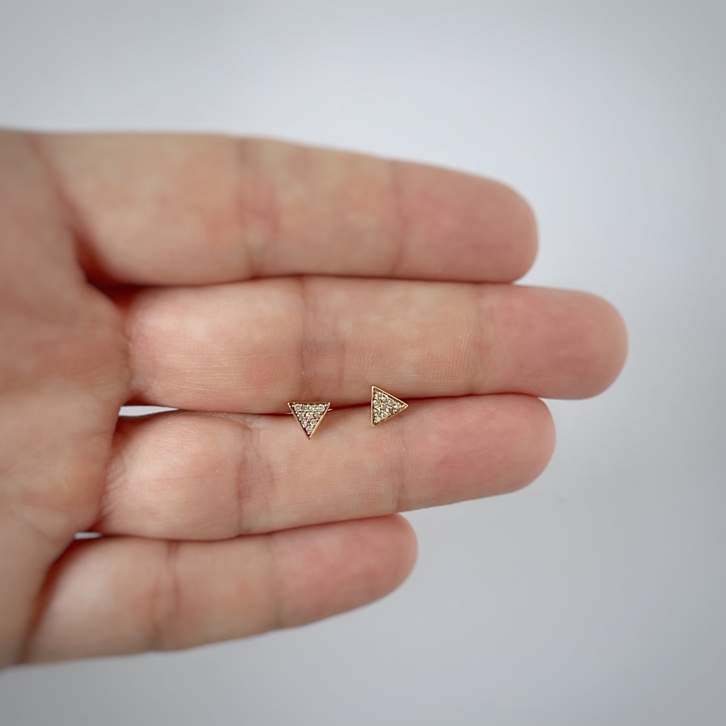 Aretes de triángulo con diamantes 0.08ctw en oro rosa 10k