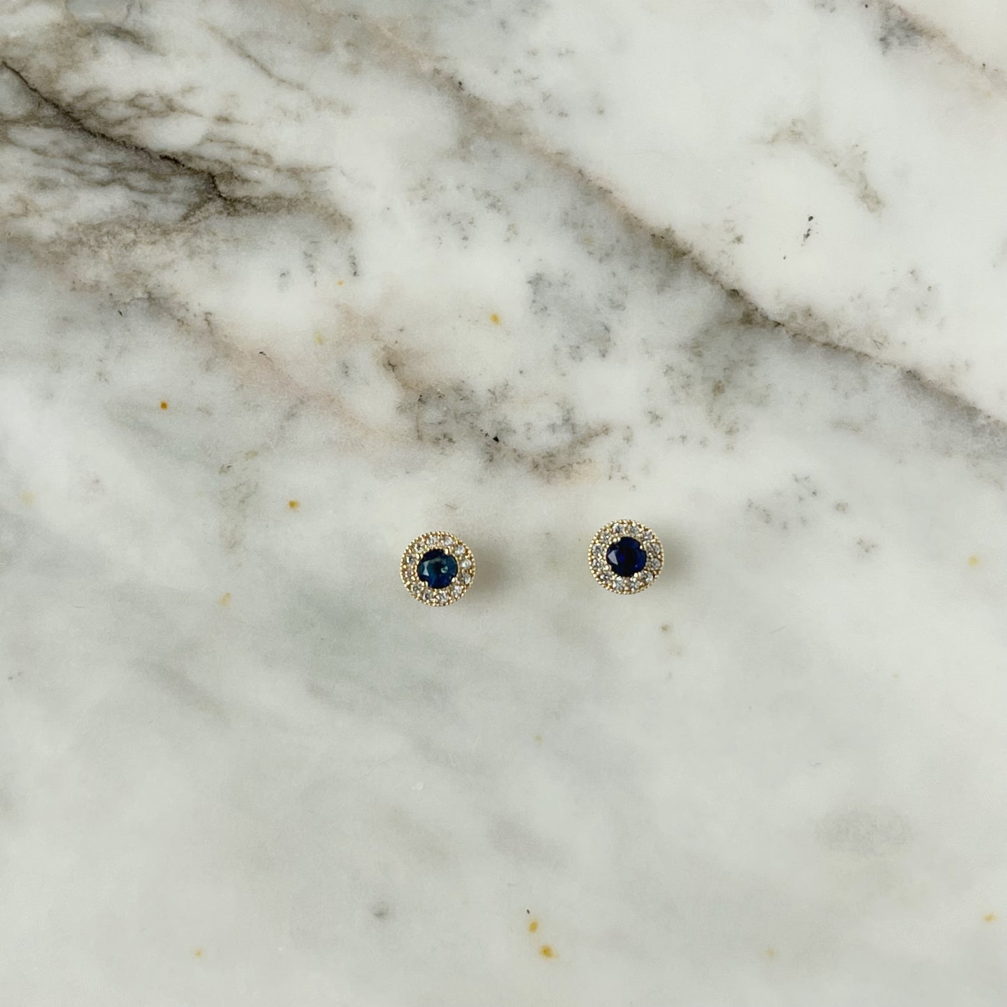 Aretes de circonita azul con halo de circonitas en oro de 14k con tope ortopédico