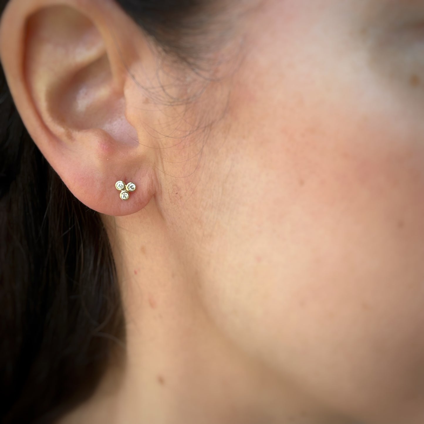 Aretes en oro amarillo 10k con 3 diamantes biselados 0.15ctw