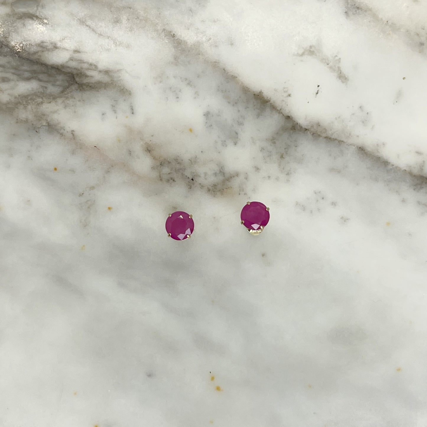 Aretes en oro amarillo 14k con rubíes redondos 5mm