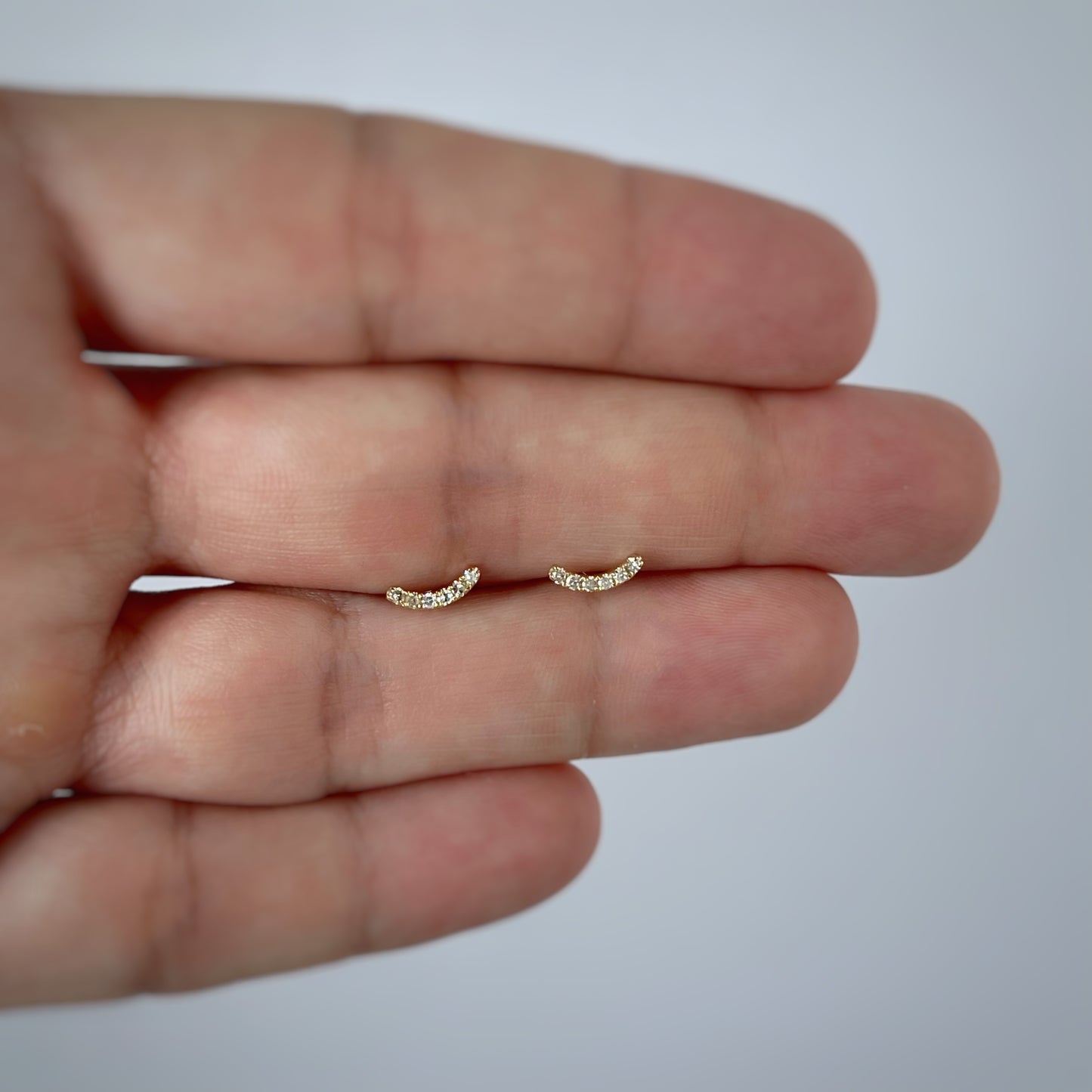 Aretes curva de diamantes en oro amarillo 14k 0.06ctw