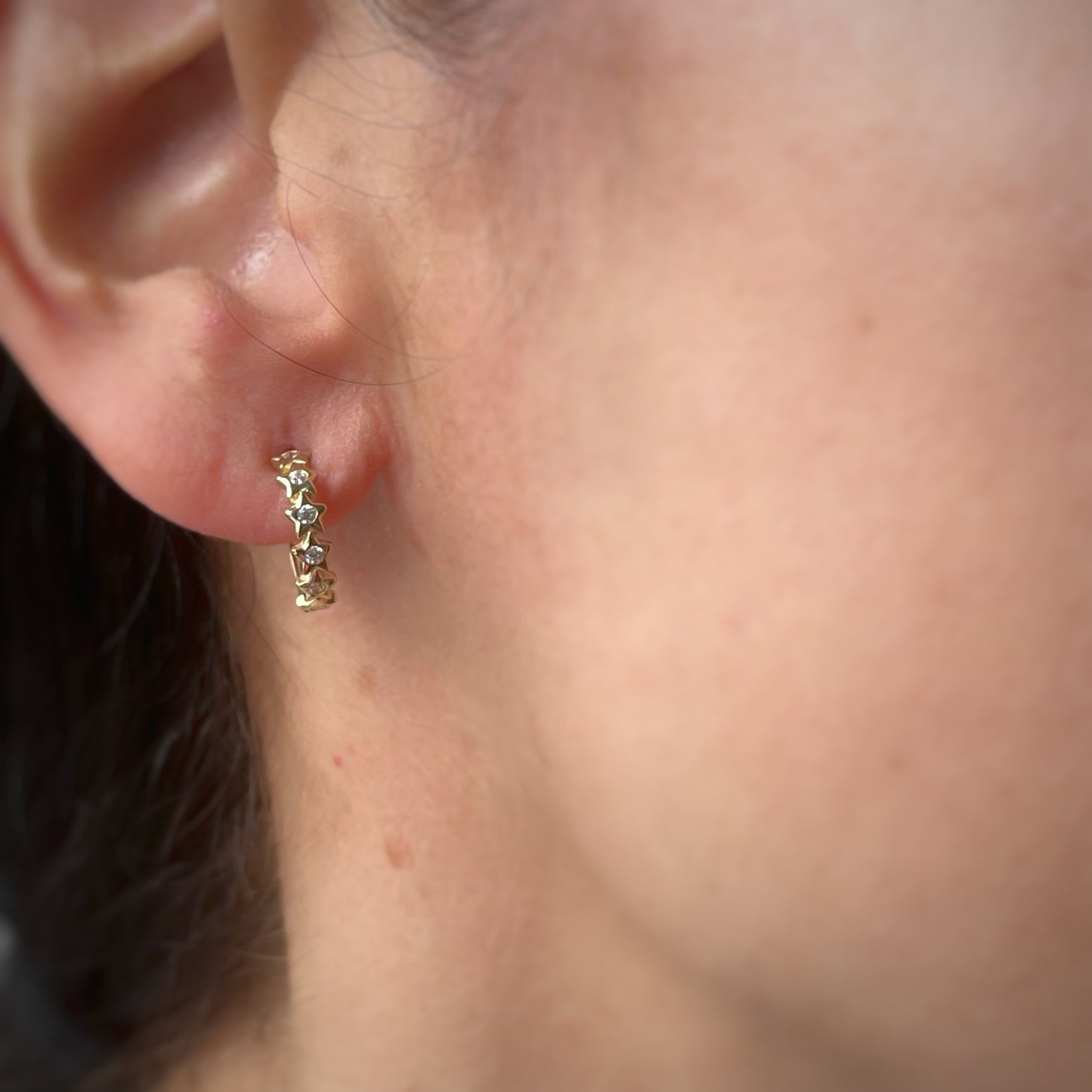 Argollas mini con circonitas blancas de estrellas en oro de 14k