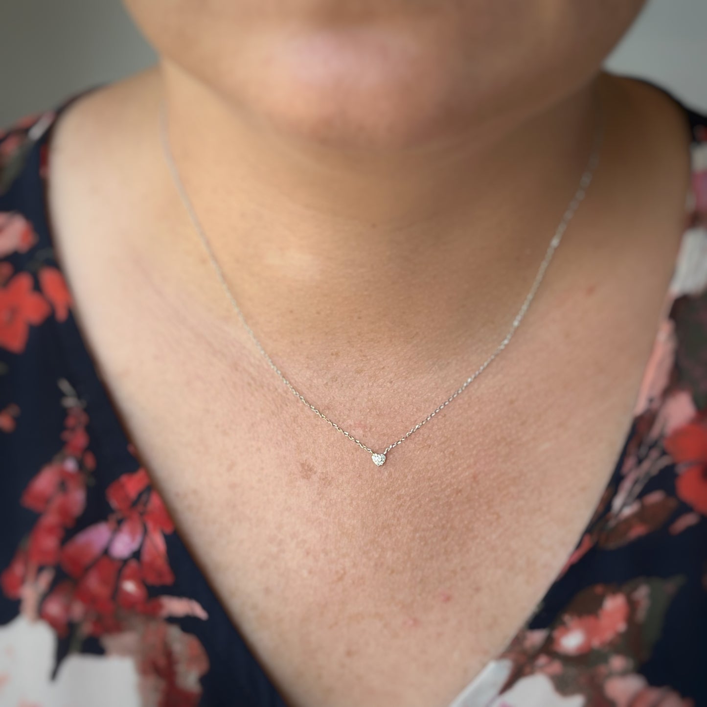 Collar en oro blanco de 10k con corazón de diamantes 0.05ctw