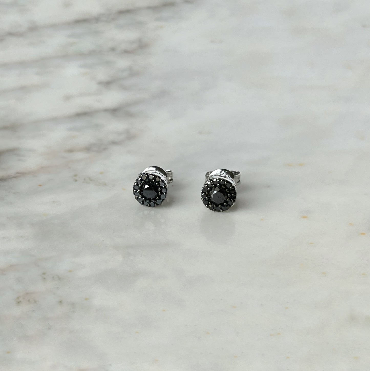 Aretes de plata con diamantes negros y halo 0.50ct