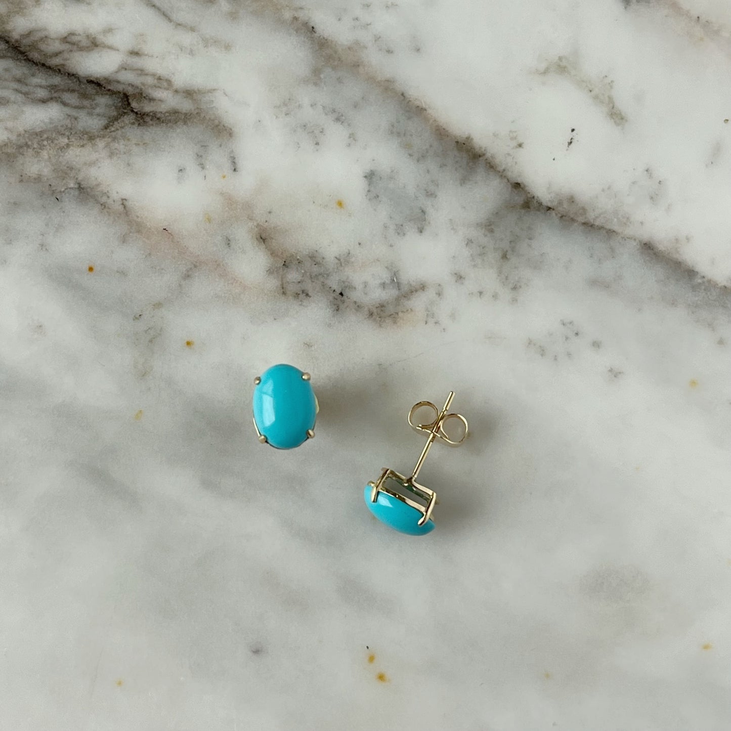 Aretes en oro amarillo 14k con turquesas ovaladas