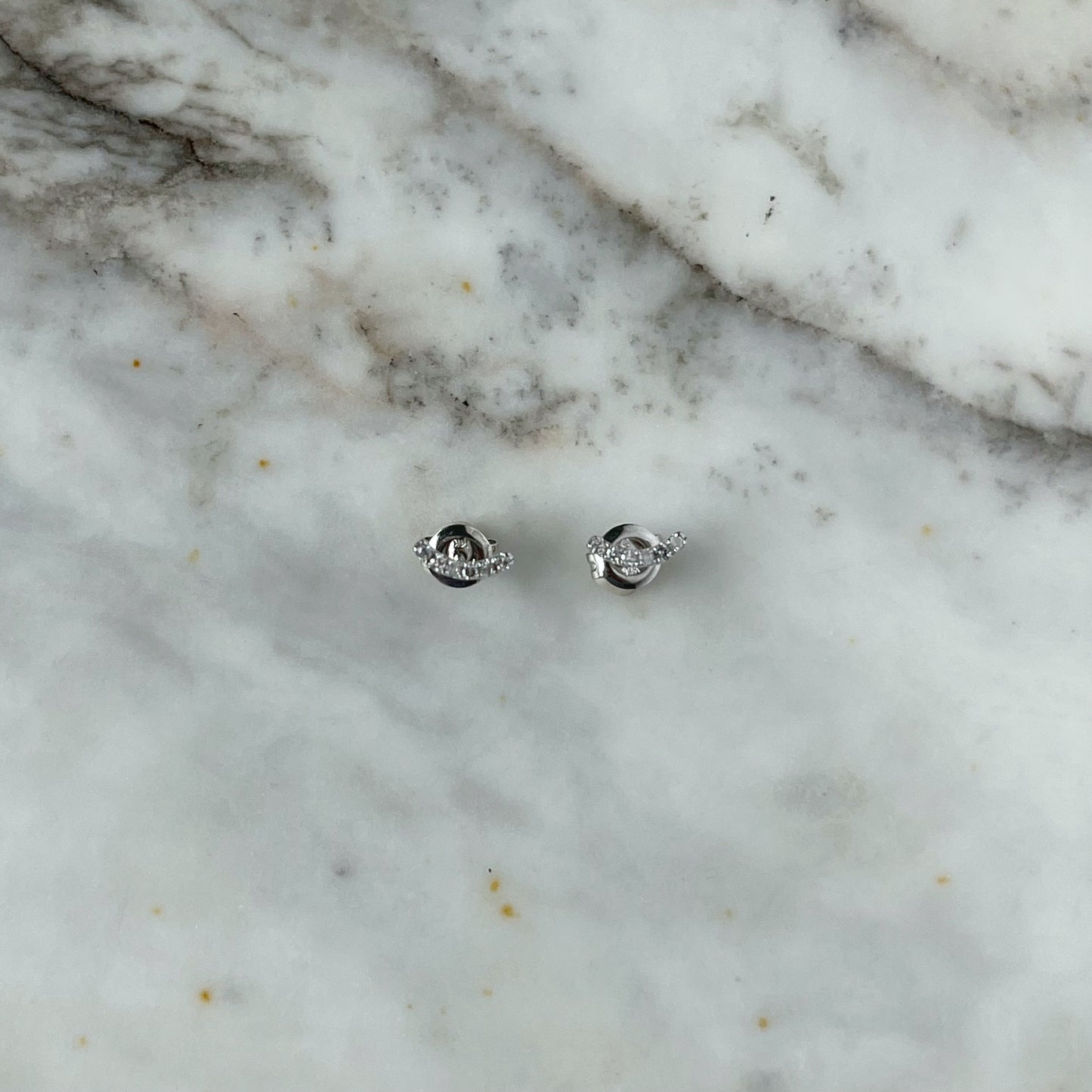 Aretes curva de diamantes en oro blanco 14k 0.05ctw