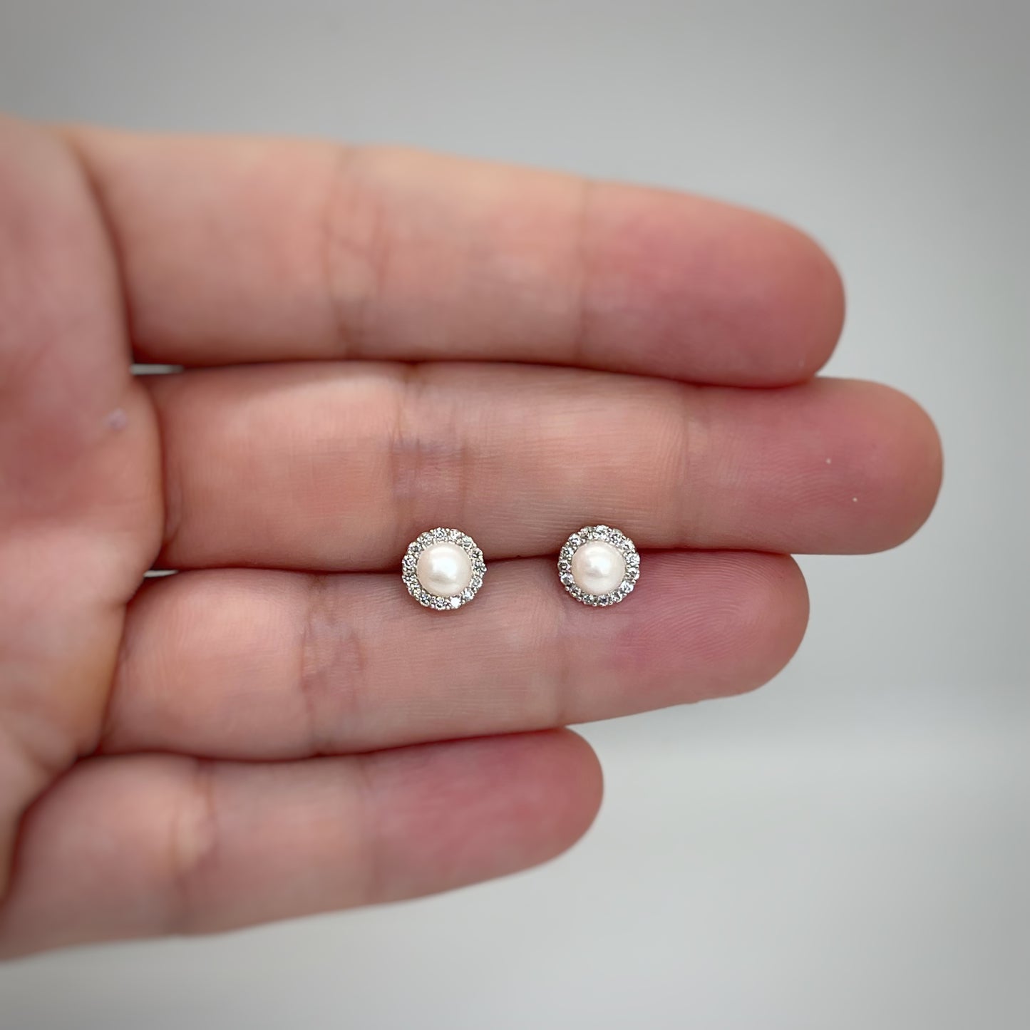 Aretes en oro amarillo 10k con perla y halo de diamantes 0.10ctw