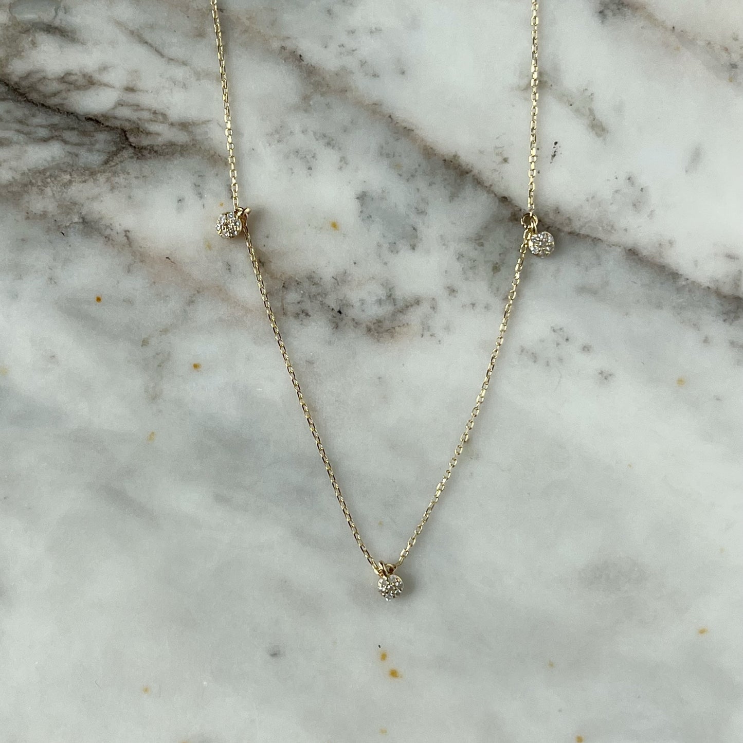 Collar en oro amarillo 14k con tres círculos colgantes de Diamantes 0.07ctw