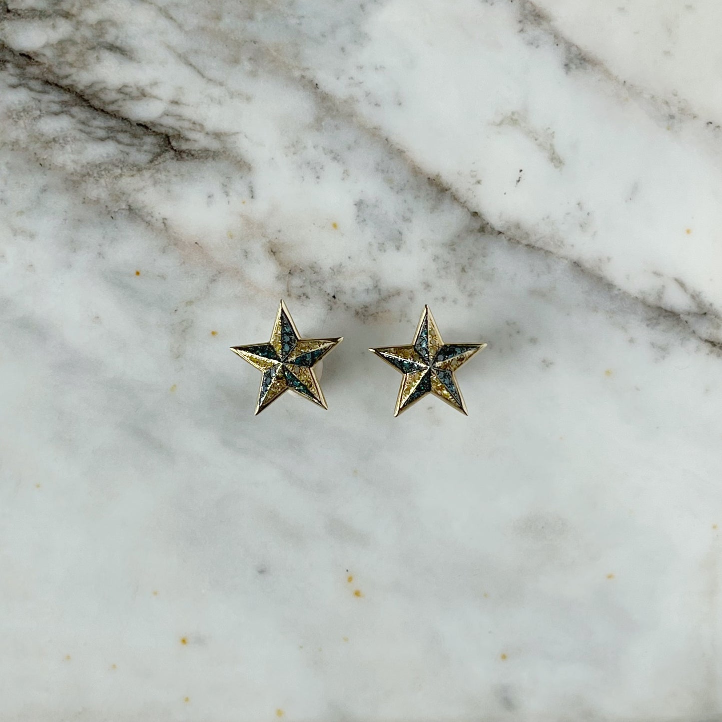 Aretes de estrella con diamantes amarillos y negros 0.40ctw en oro 10k amarillo con tope de tornillo