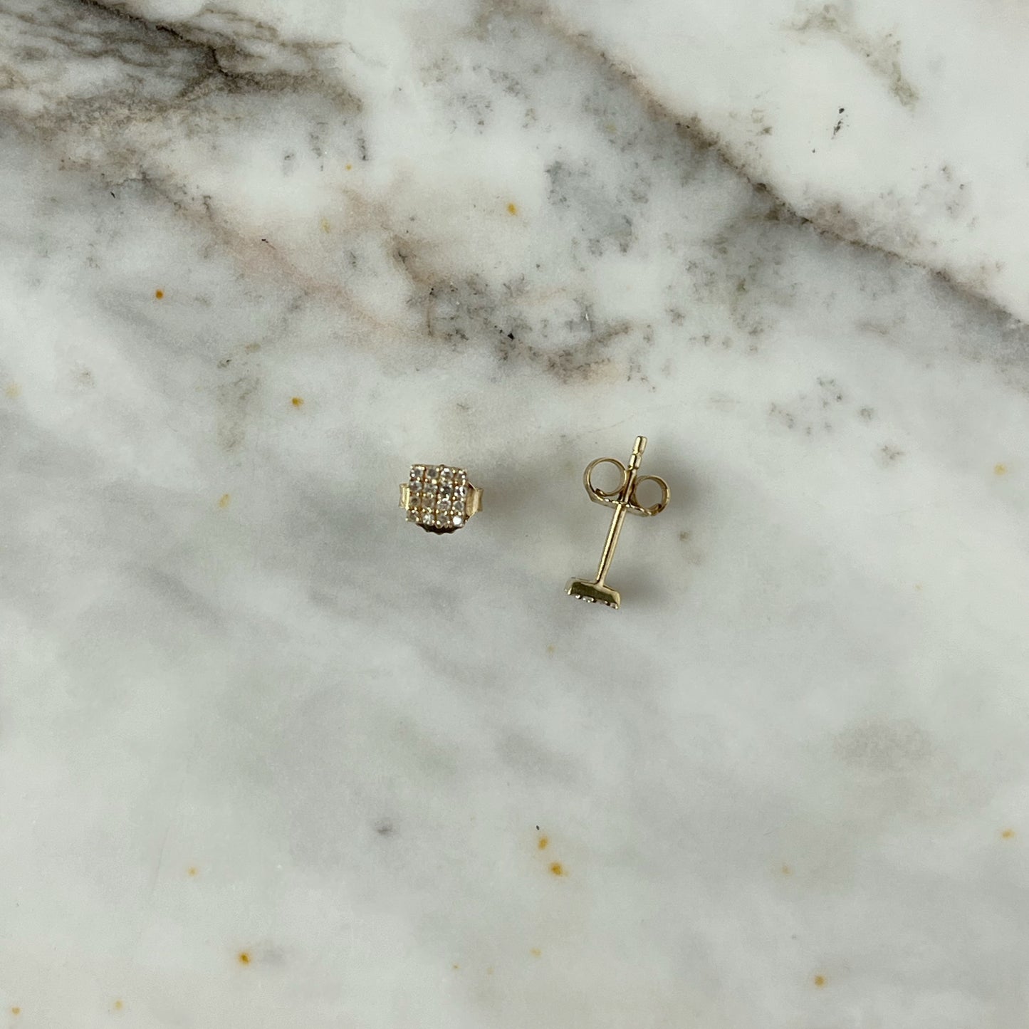 Aretes cuadrados en oro amarillo 10k con diamantes 0.10ctw