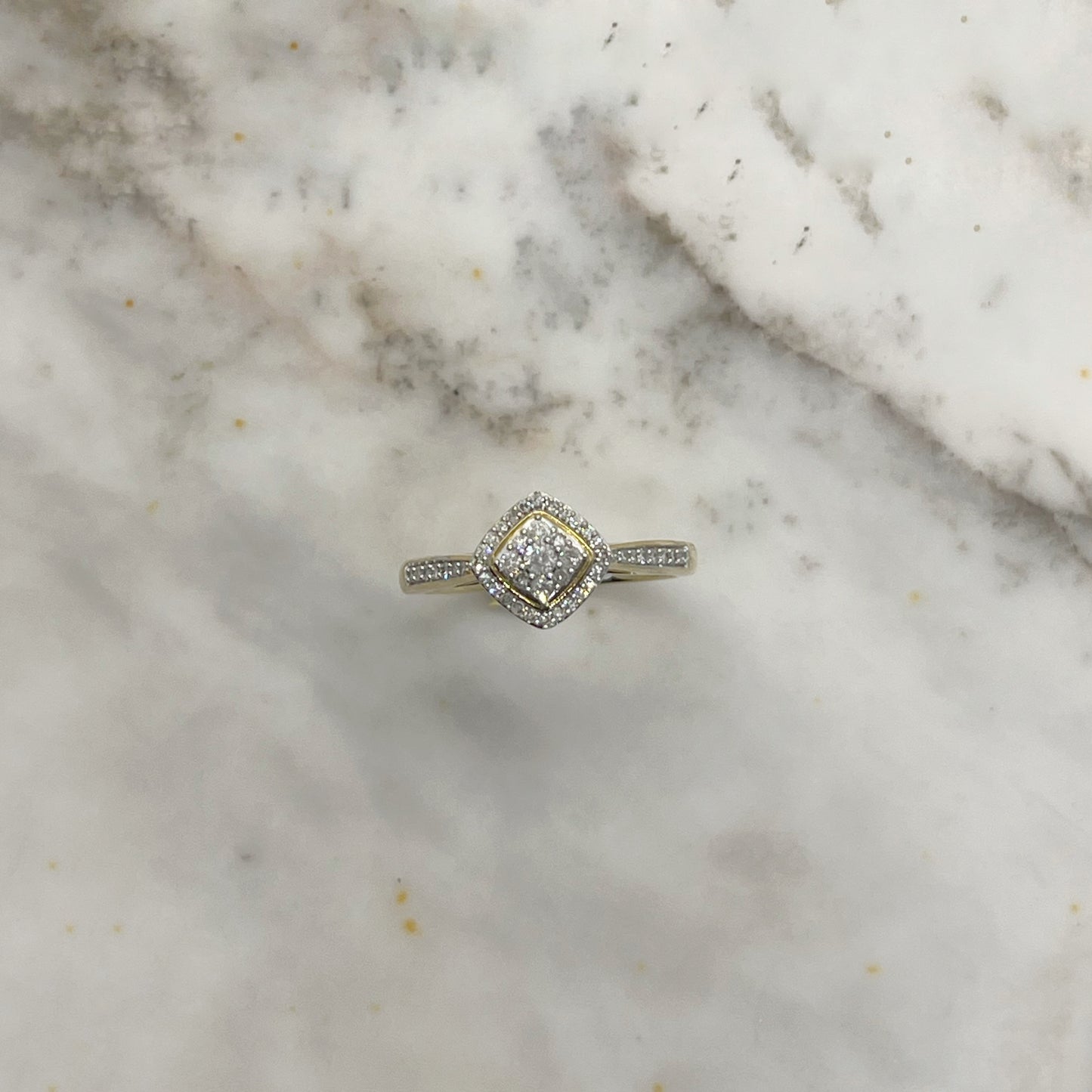 Anillo en oro amarillo 10k en forma de rombo con diamantes 0.25ctw