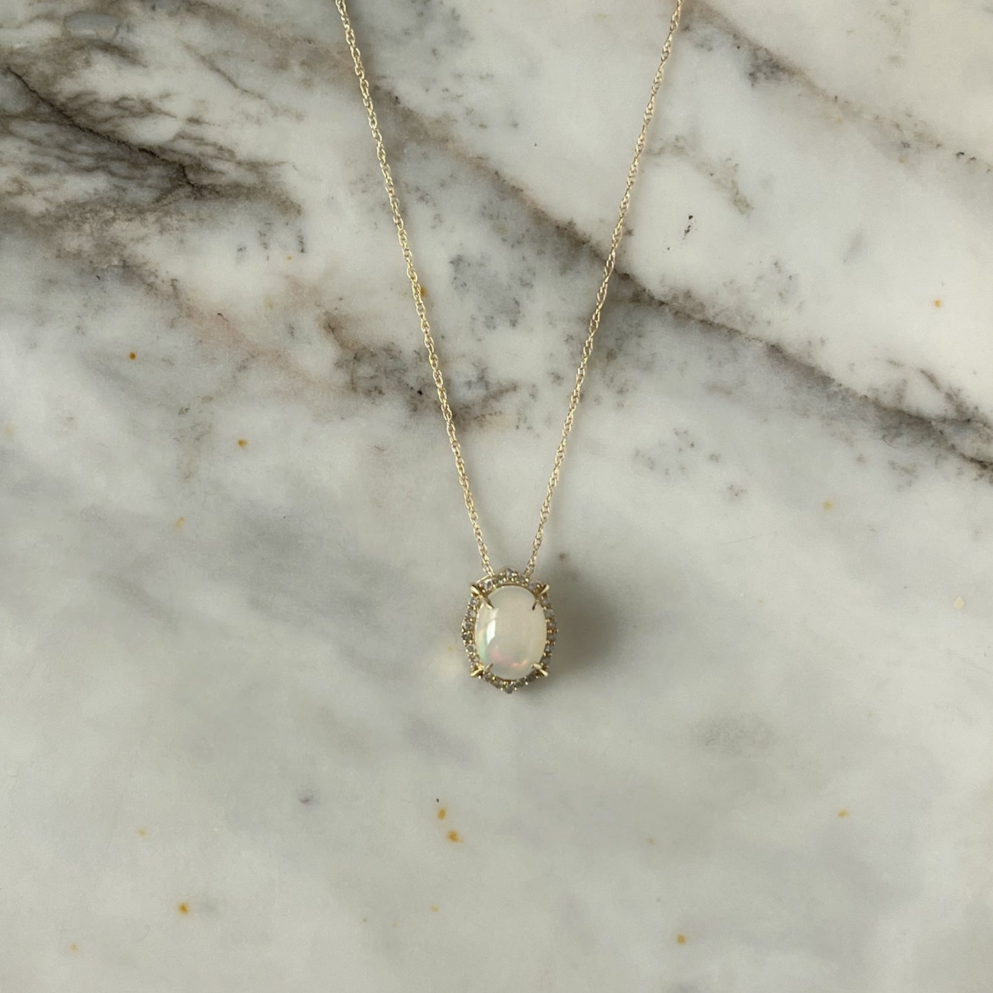 Collar en oro amarillo 10k con dije de ópalo y diamantes 0.10ctw