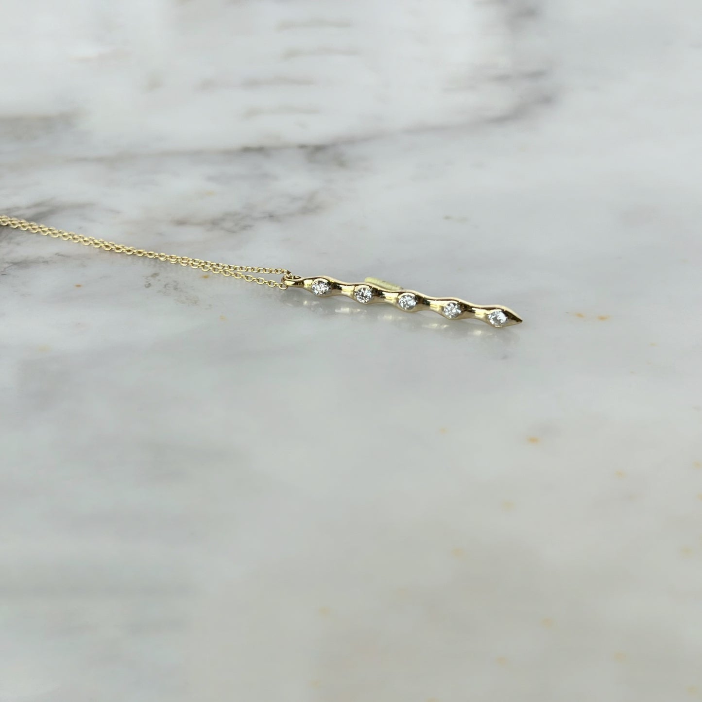 Collar en oro amarillo 14k con barra colgante de diamantes 0.06ctw