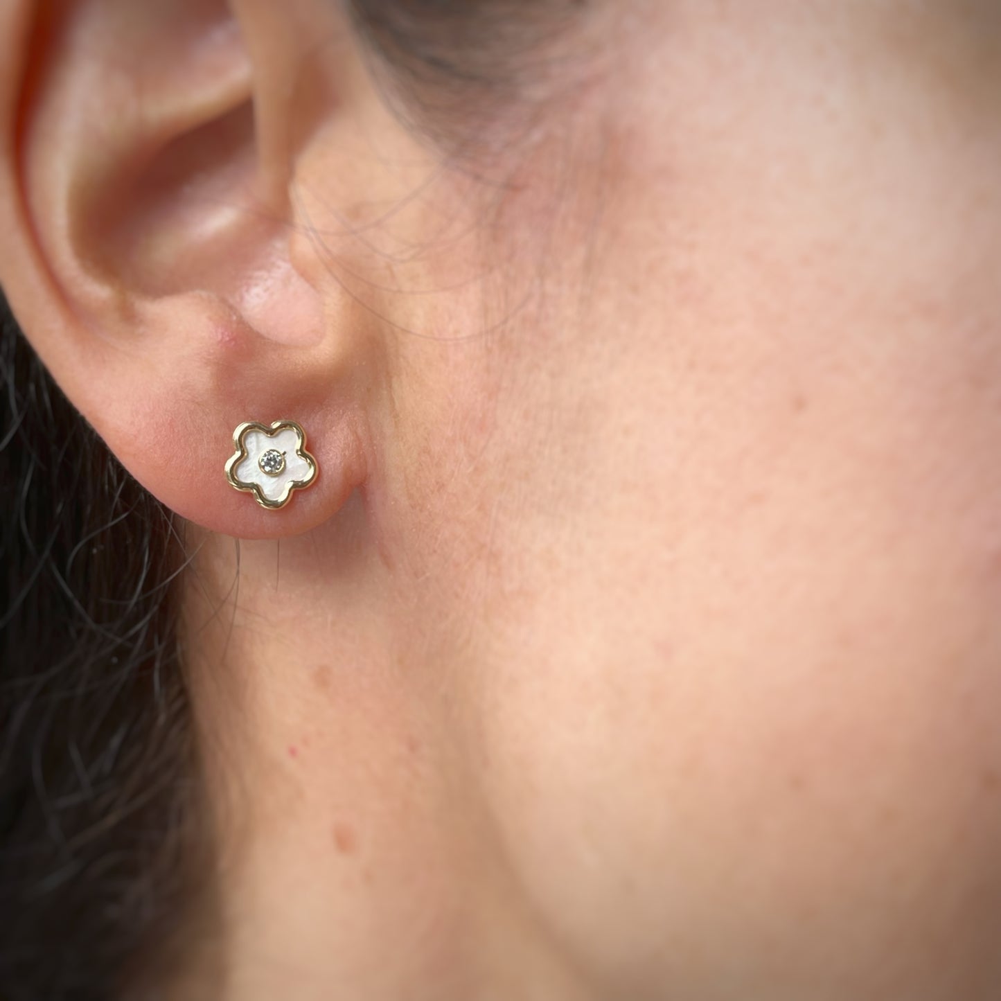 Aretes flor en madre perla con circonita blanca en el centro y filo de oro de 14k con tope ortopédico