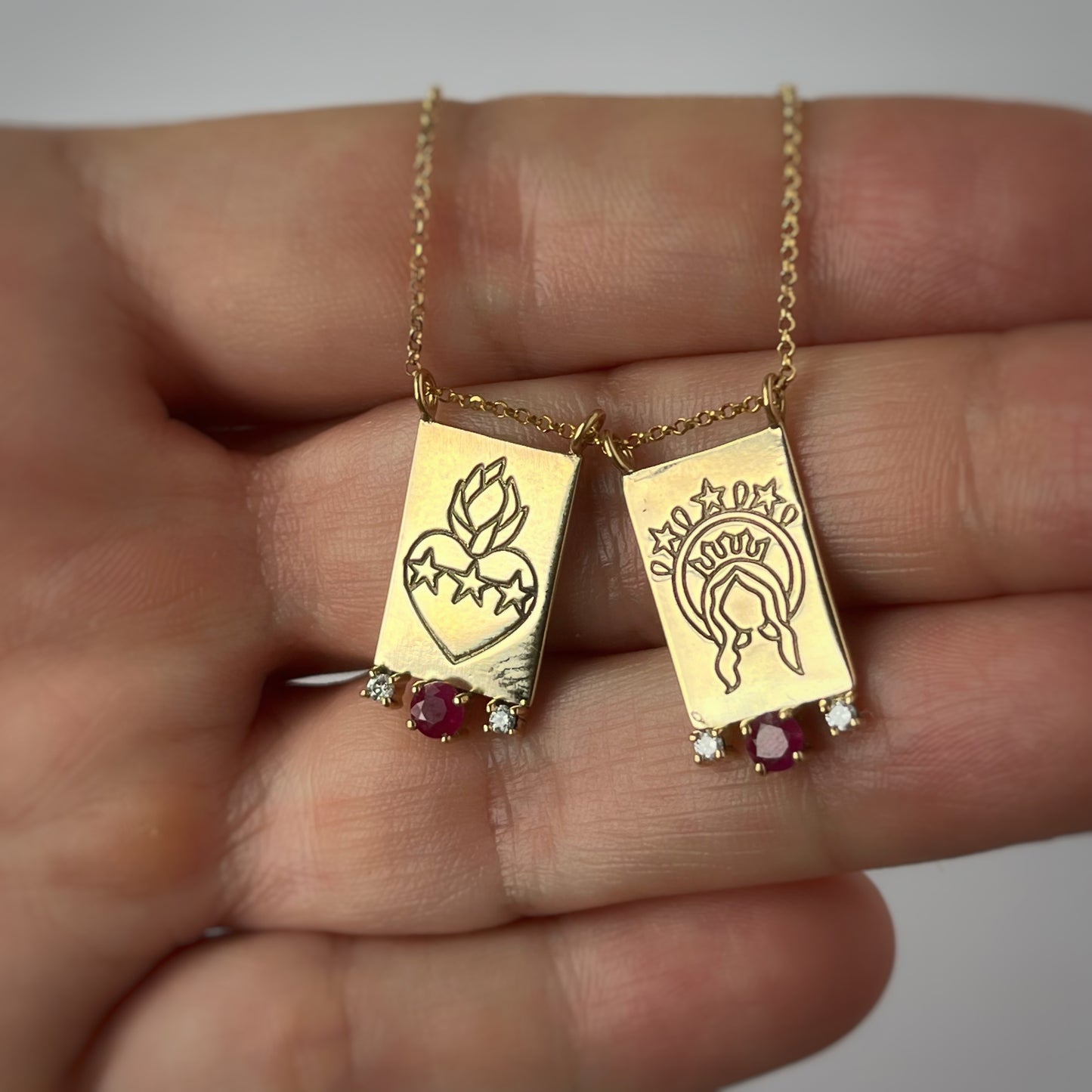 Escapulario de dos medallas de oro 14k con diamantes y rubíes en cadena rolo