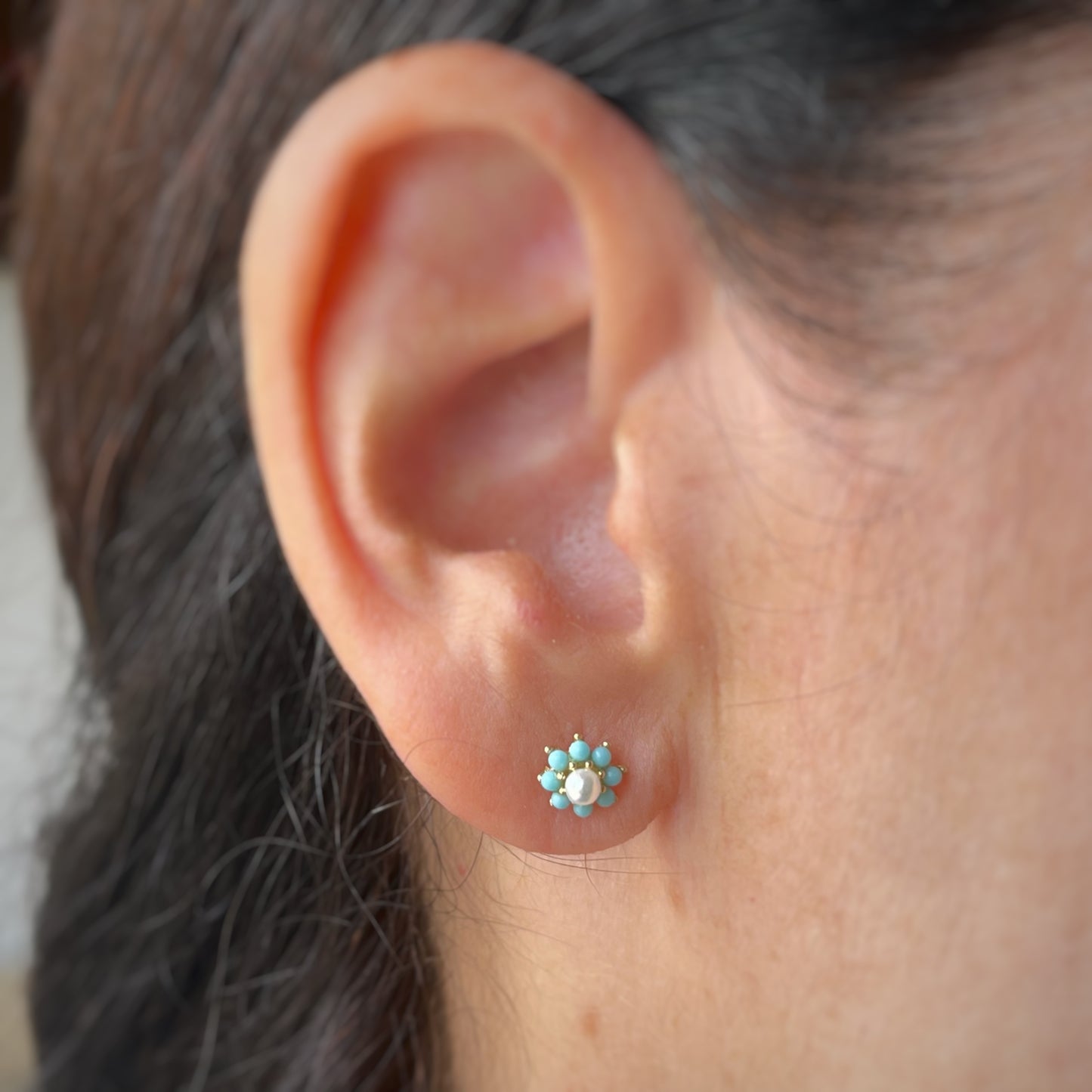Aretes de flor con perla y turquesas con tope ortopédico en oro amarillo de 14k