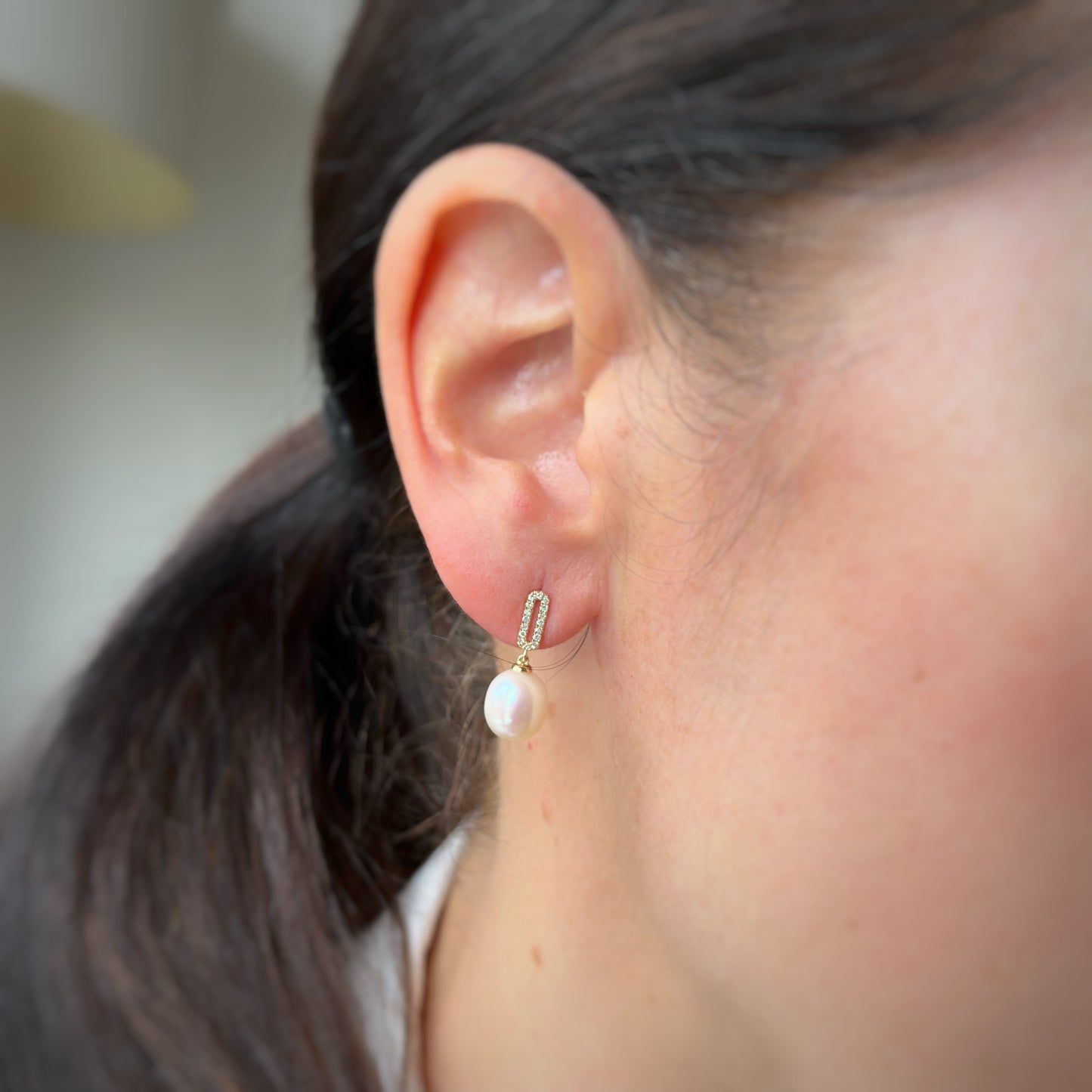 Aretes en oro amarillo 14k con óvalo de diamantes 0.10ctw y perla colgante
