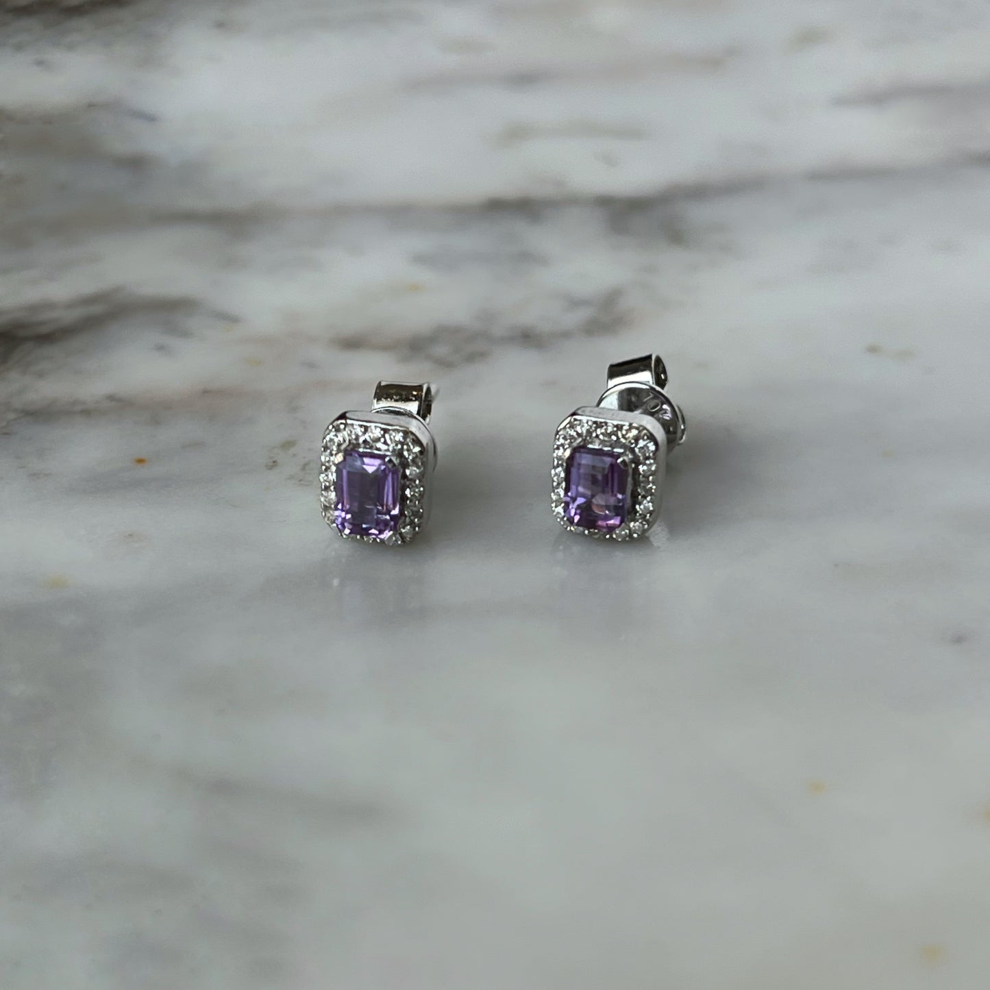 Aretes en oro blanco 10k con amatista rectangular y halo de diamantes 0.10ctw