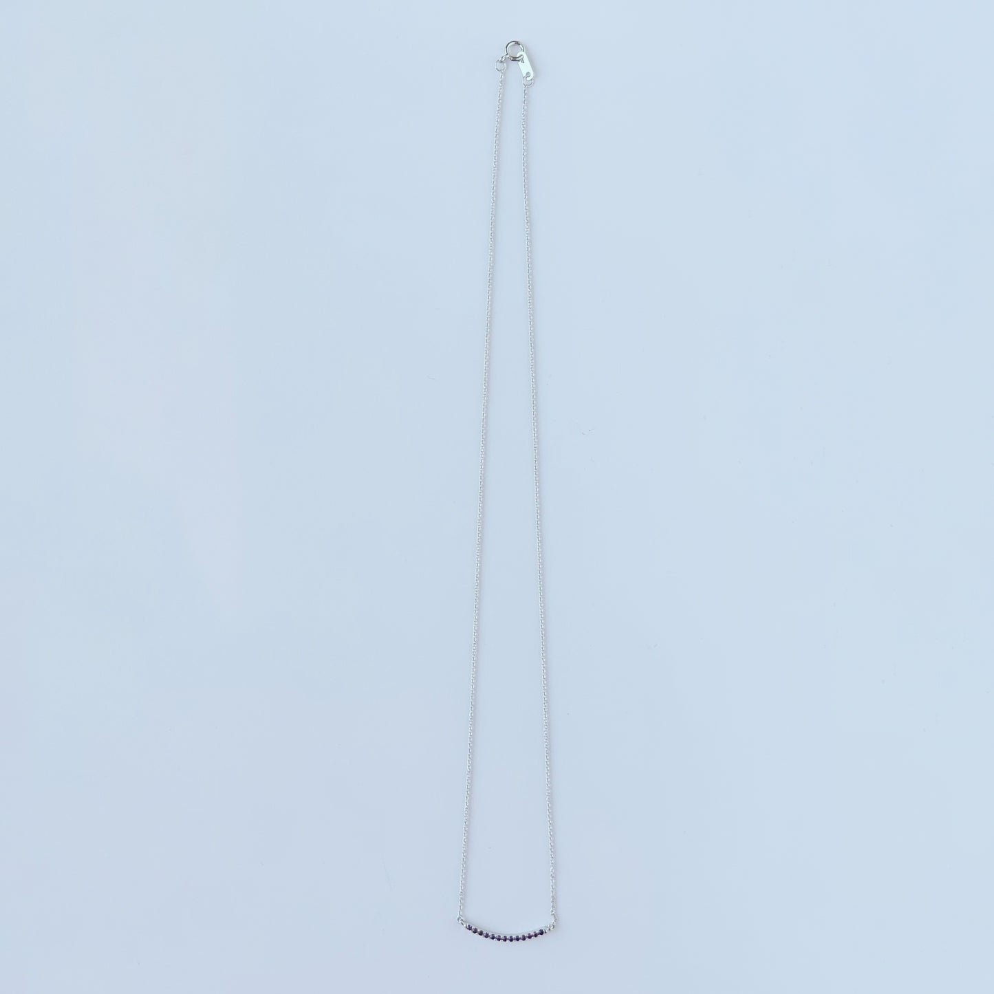 Collar en oro blanco 10k con barrita de amatistas 0.21ctw