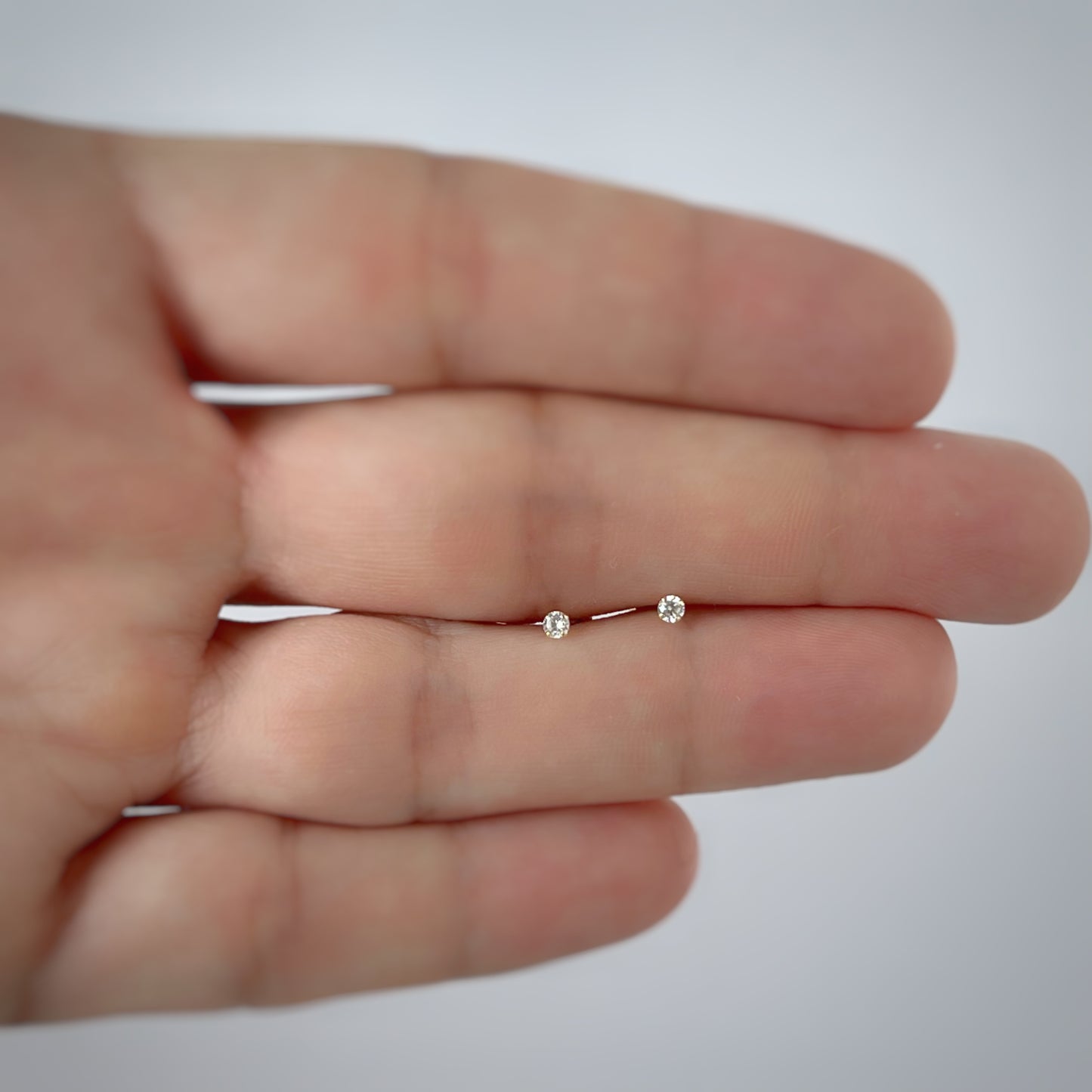 Aretes circonita blanca de 2mm en oro amarillo de 14k con tope ortopédico