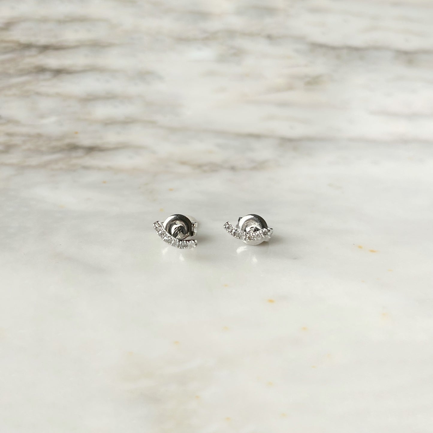Aretes curva de diamantes en oro blanco 14k 0.05ctw