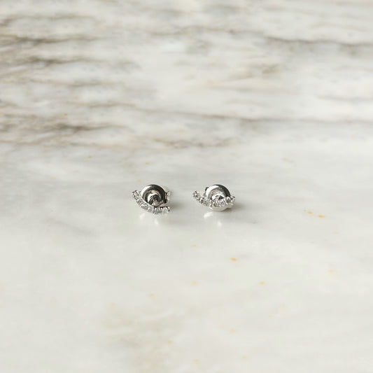 Aretes curva de diamantes en oro blanco 14k 0.05ctw