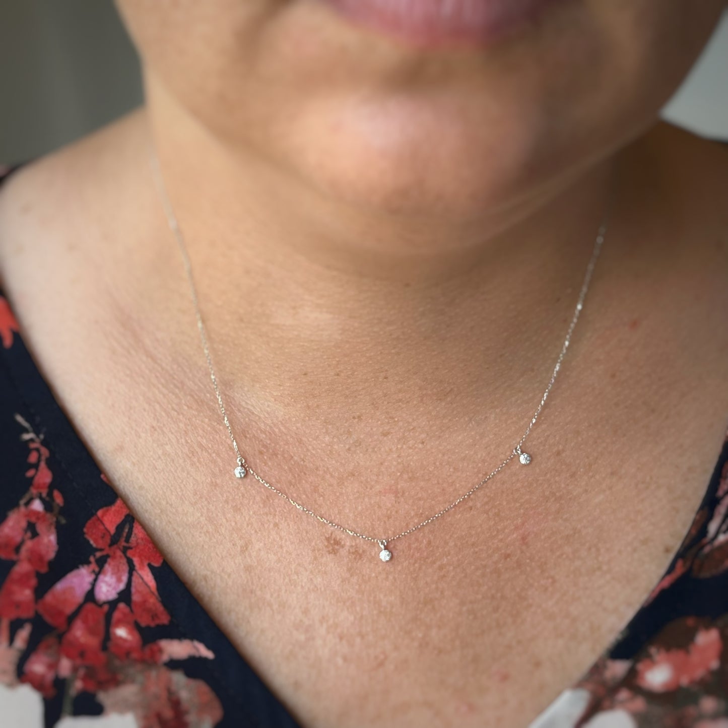 Collar en oro blanco 14k con 3 colgantes de diamantes 0.07ctw