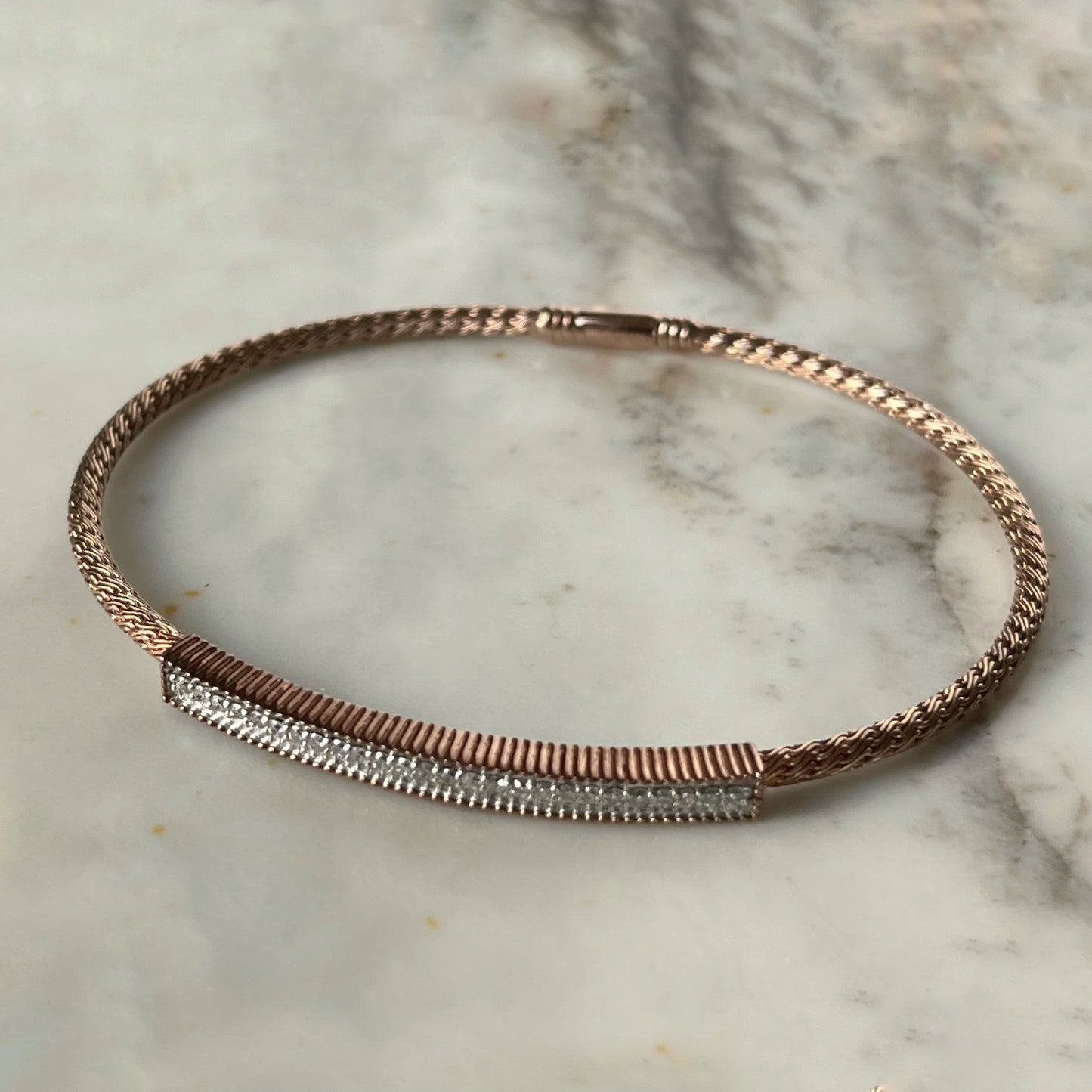 Pulsera flexible de plata con baño de oro rosa y diamantes 0.25 ctw