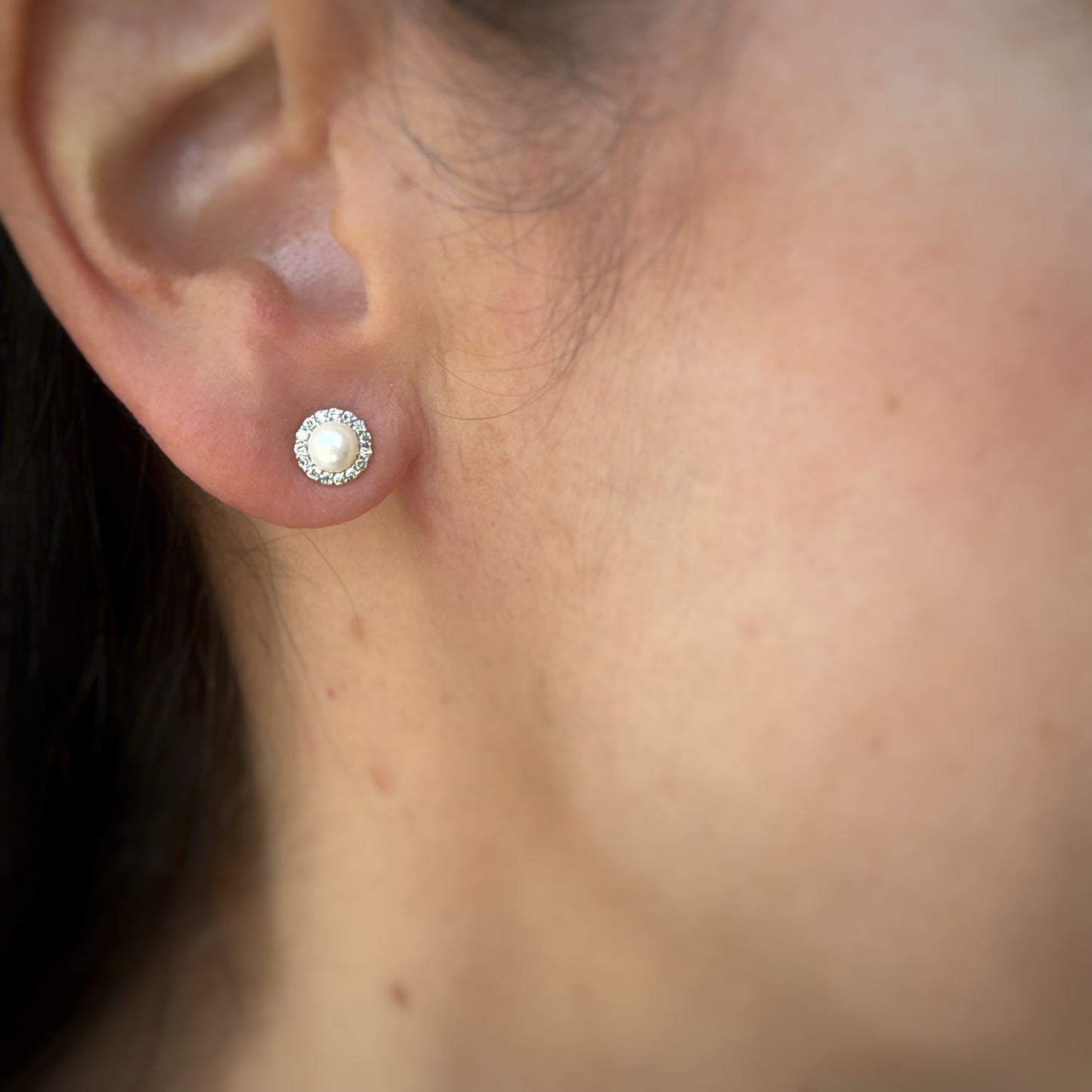 Aretes en oro amarillo 10k con perla y halo de diamantes 0.10ctw