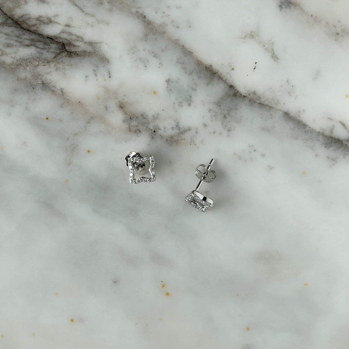 Aretes en oro blanco 14k flor de borde de diamantes 0.07ctw