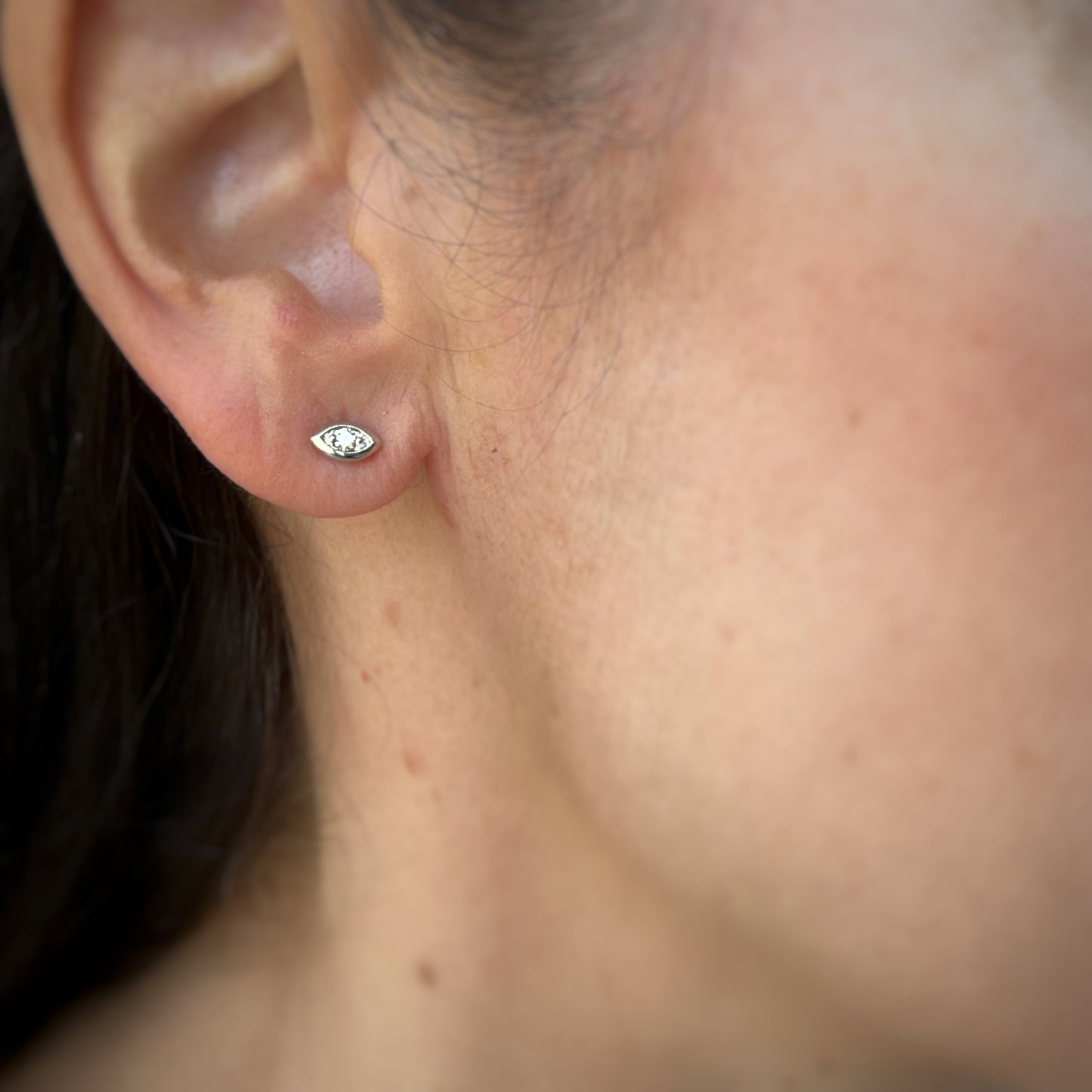Aretes en oro blanco 10k en forma de marquesa con diamante 0.08ctw