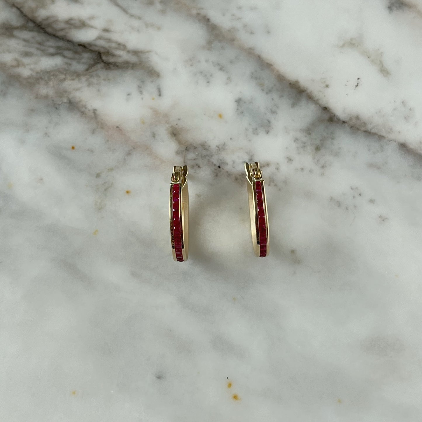 Argollas con Zirconitas rojas en oro 14 K