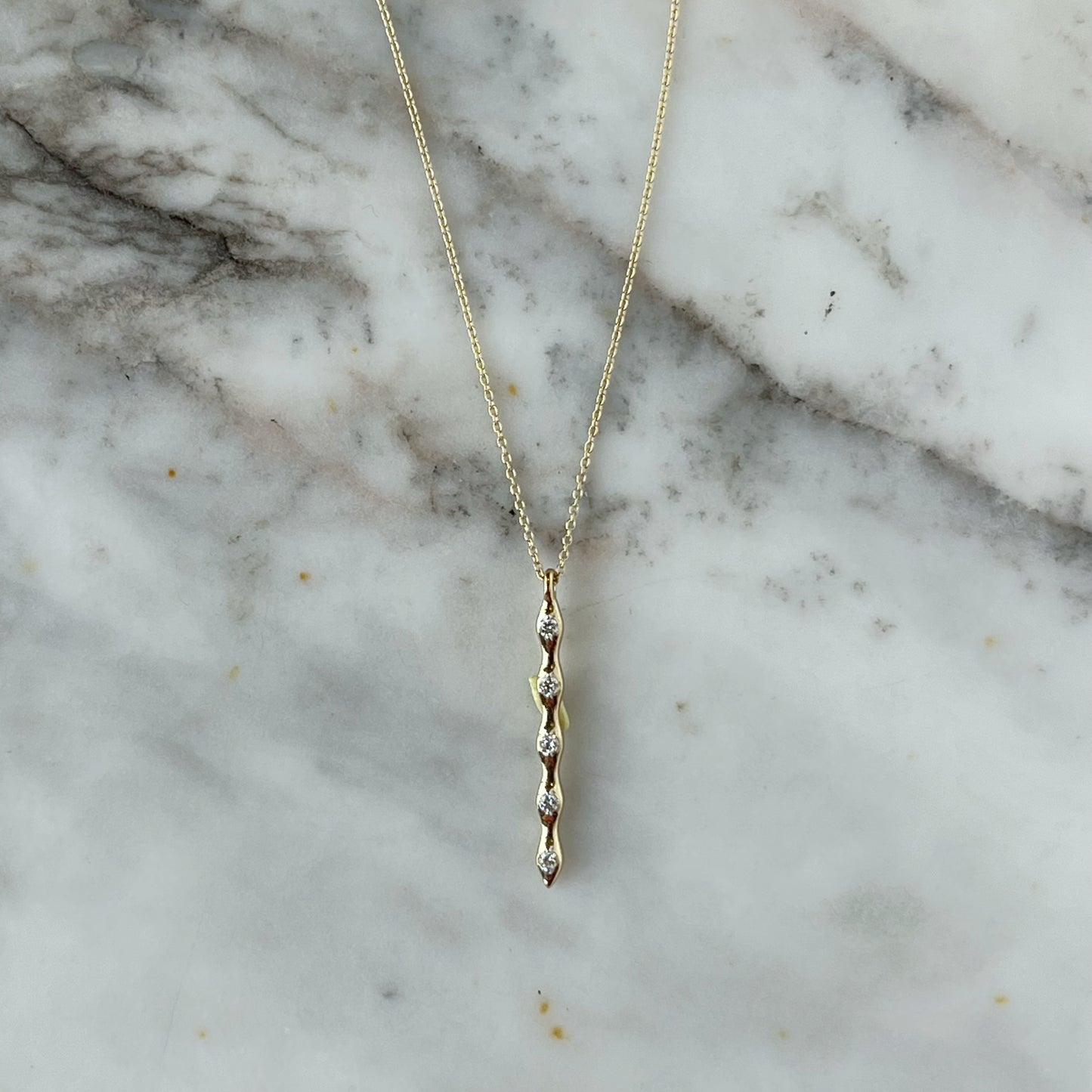 Collar en oro amarillo 14k con barra colgante de diamantes 0.06ctw