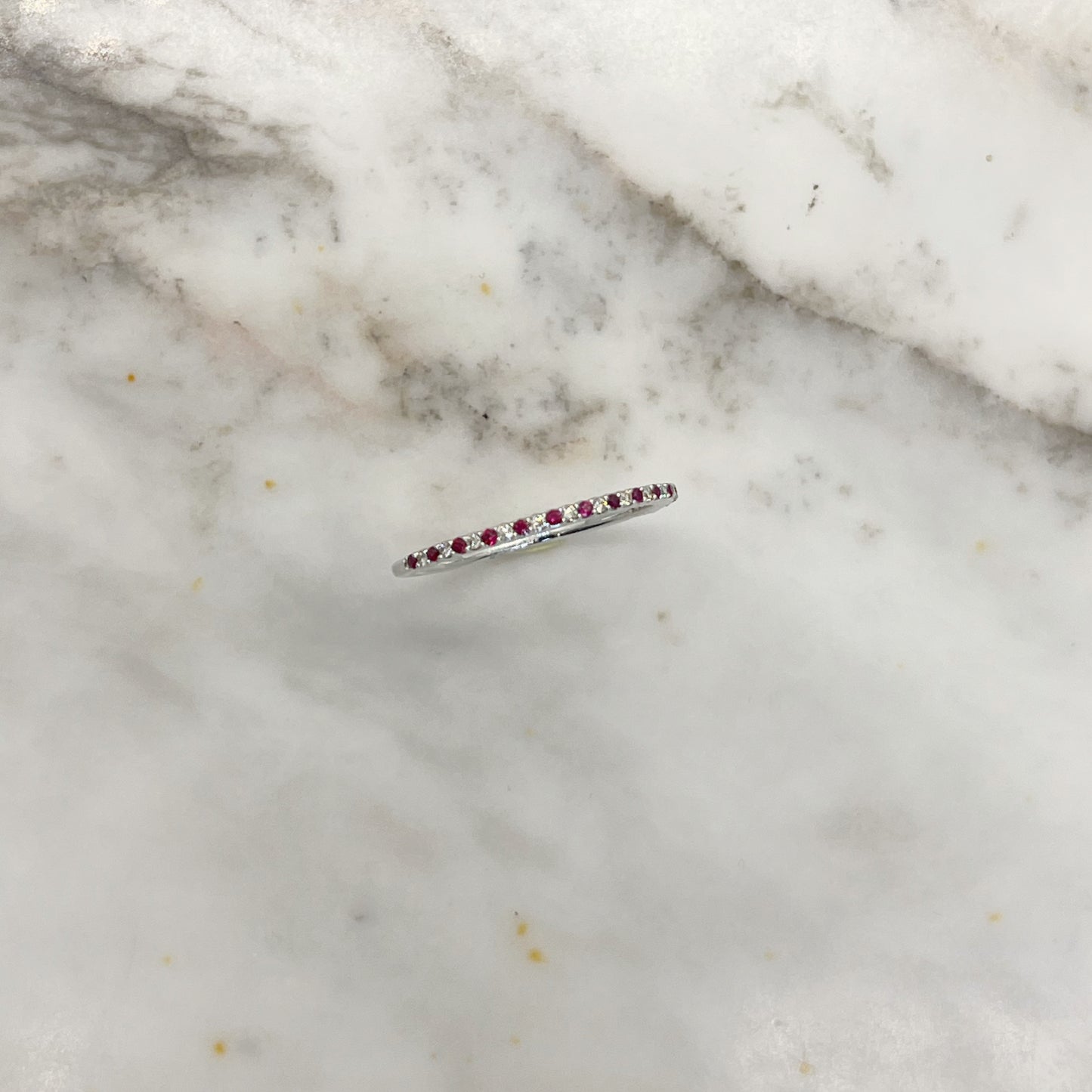 Anillo finito en oro blanco de 14k con rubíes y diamantes 0.06ctw