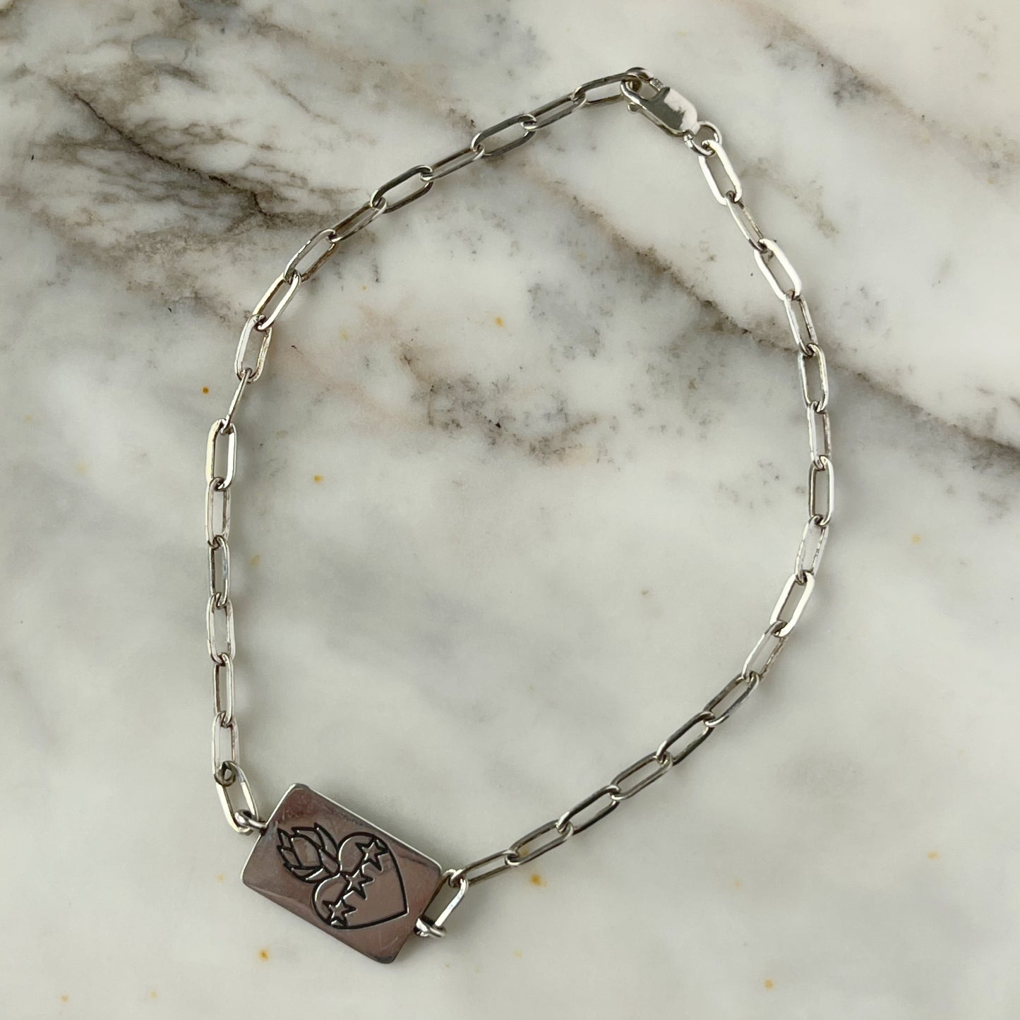 Pulsera paperclip con escapulario rectangular en plata