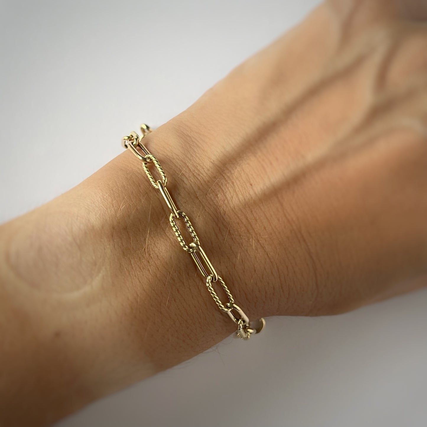 Pulsera de cadena Paper clip con textura en oro amarillo 14K