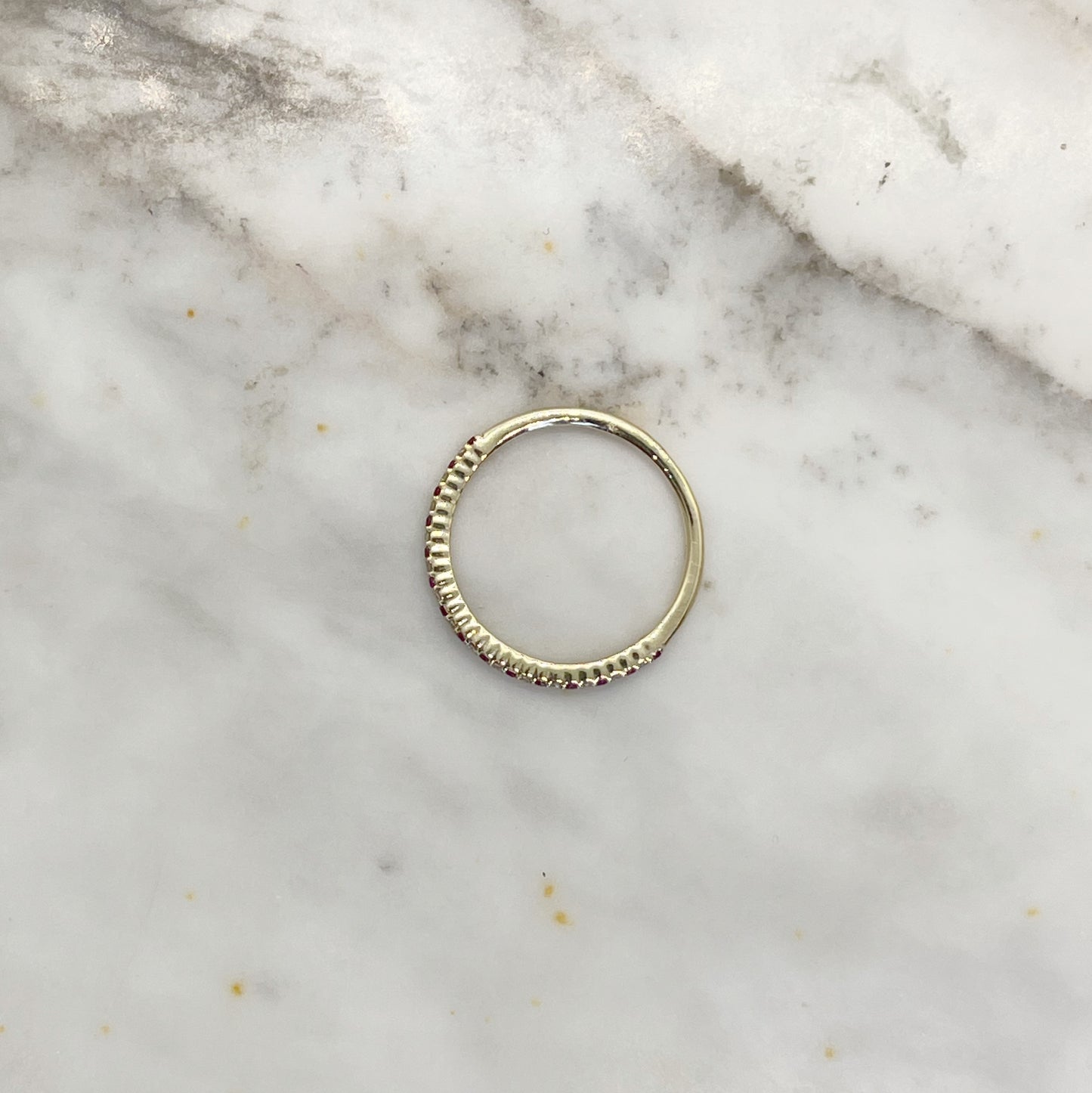 Anillo finito en oro amarillo de 14k con rubíes y diamantes 0.06ctw