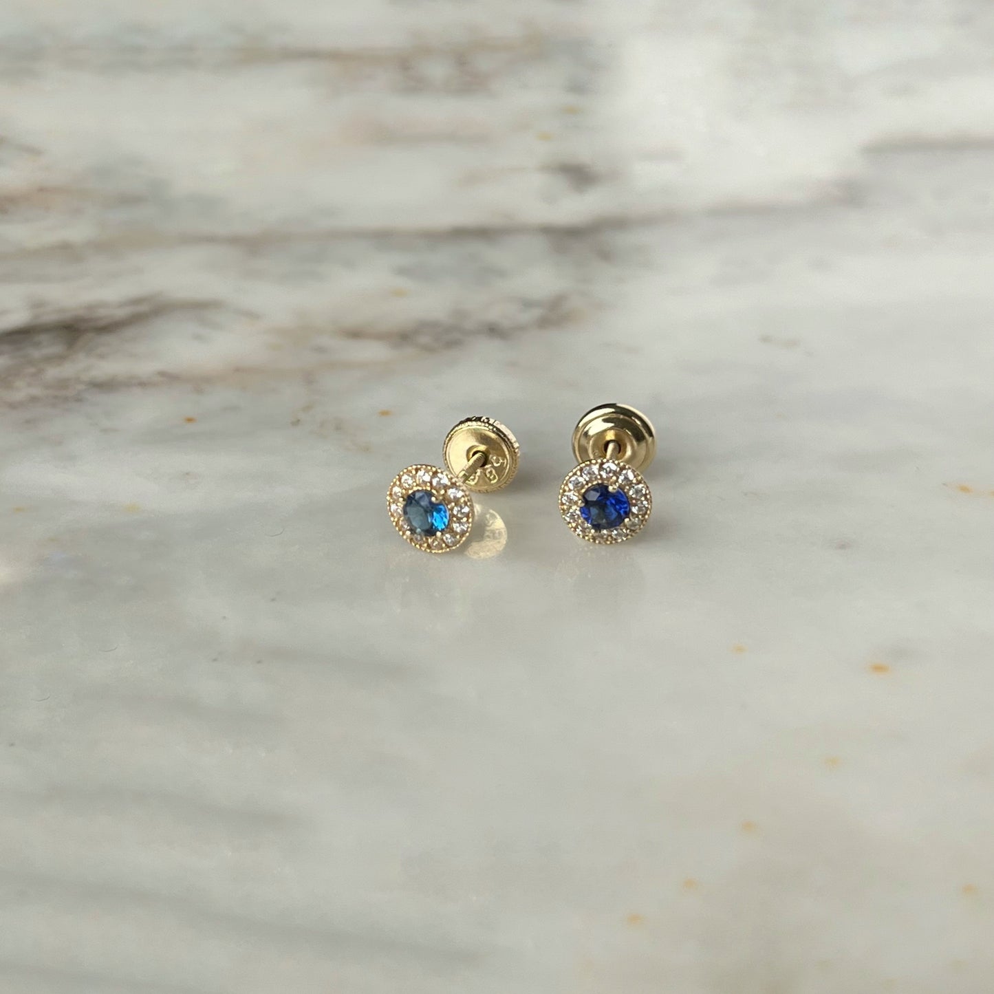 Aretes de circonita azul con halo de circonitas en oro de 14k con tope ortopédico