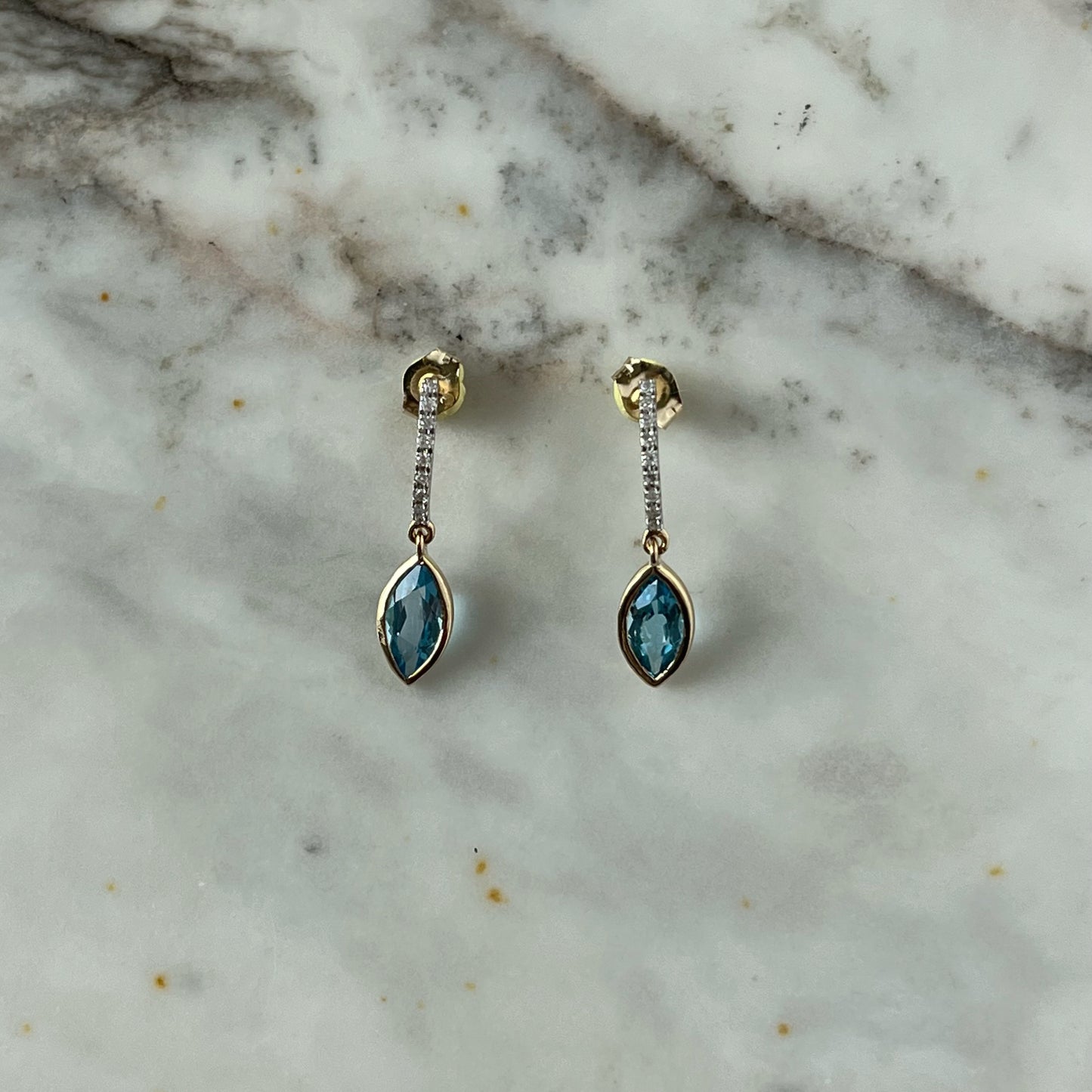Aretes en oro amarillo 14k con diamantes y marquesa de Topacio azul