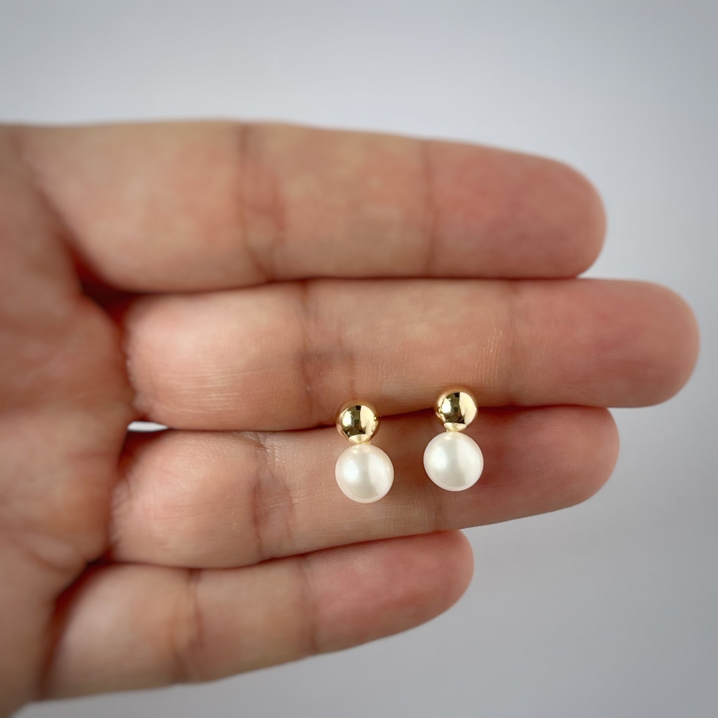 Aretes de perla con bolitas de oro 14K