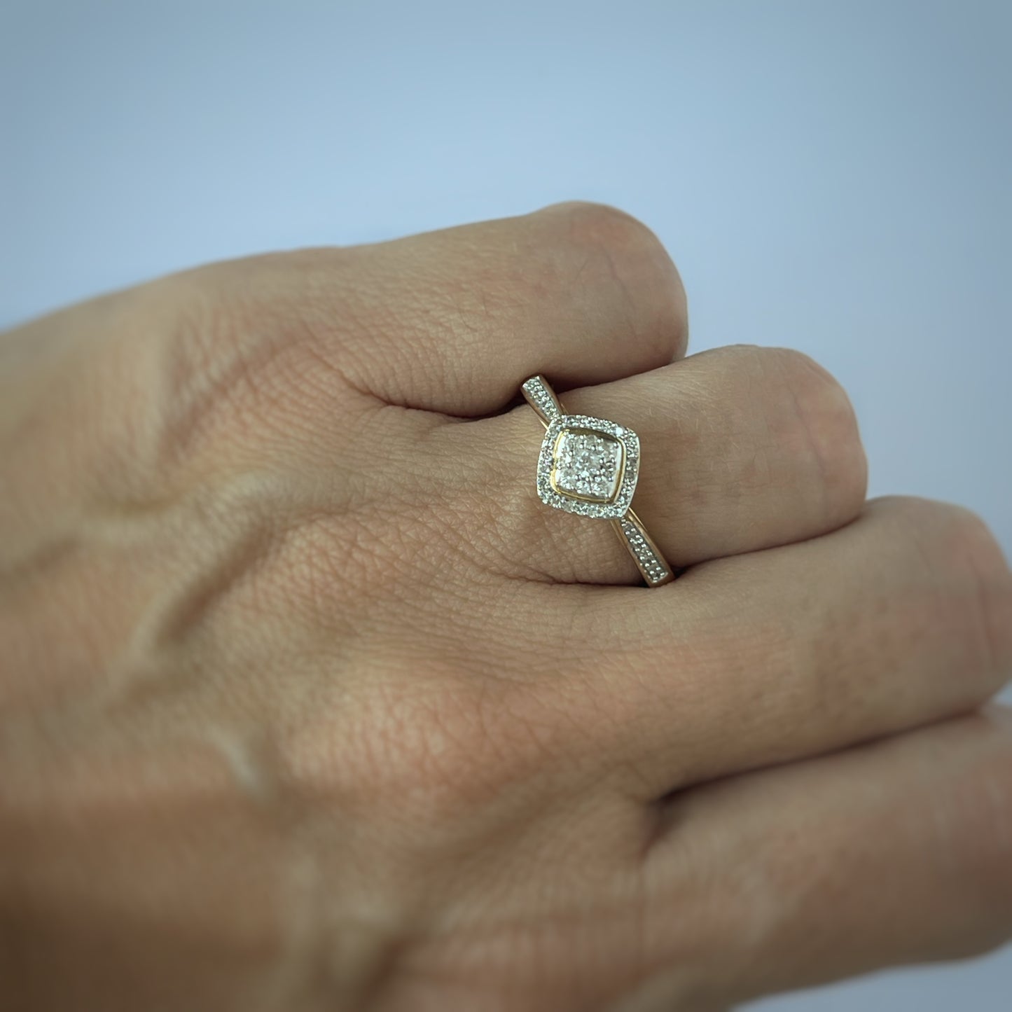 Anillo en oro amarillo 10k en forma de rombo con diamantes 0.25ctw