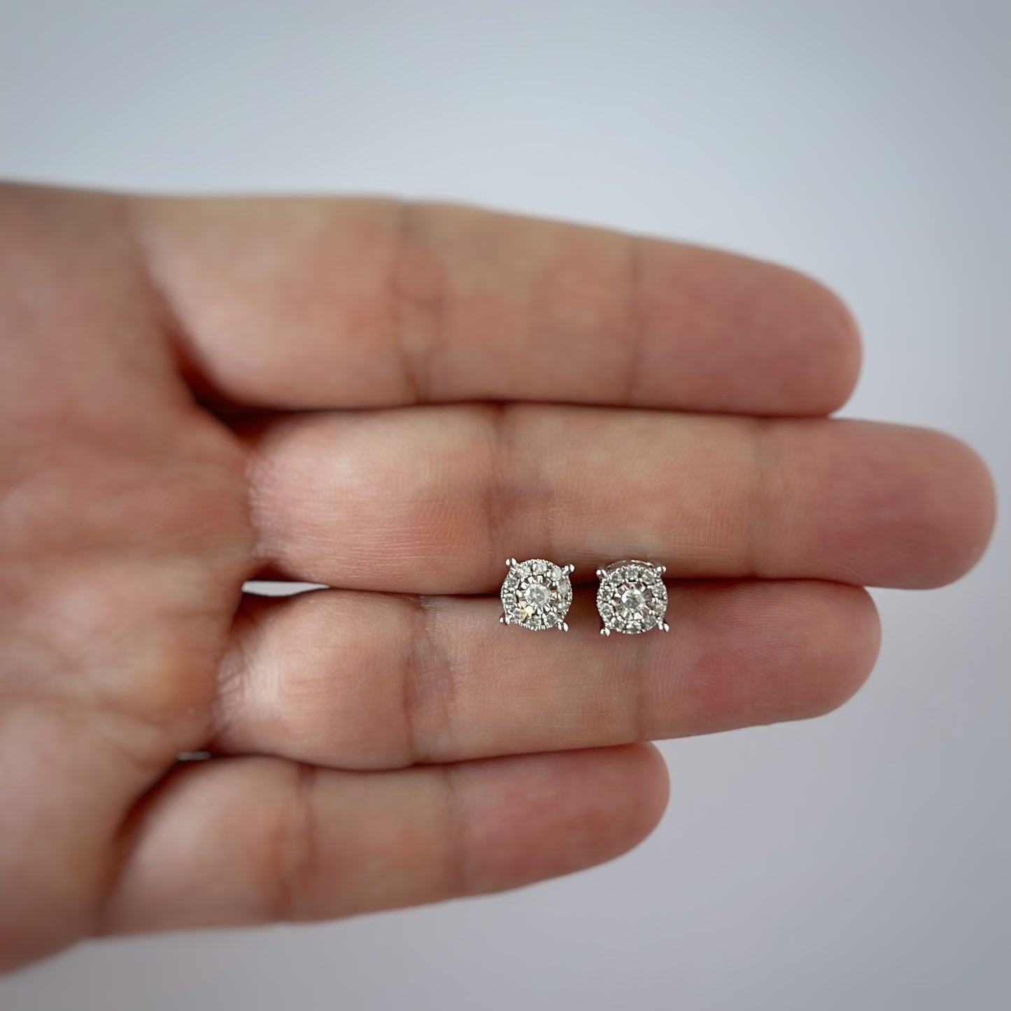 Aretes redondos de 0.25ctw de diamantes con halo en oro blanco de 10k