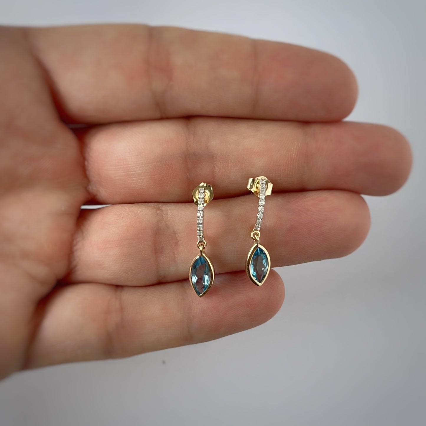 Aretes en oro amarillo 14k con diamantes y marquesa de Topacio azul