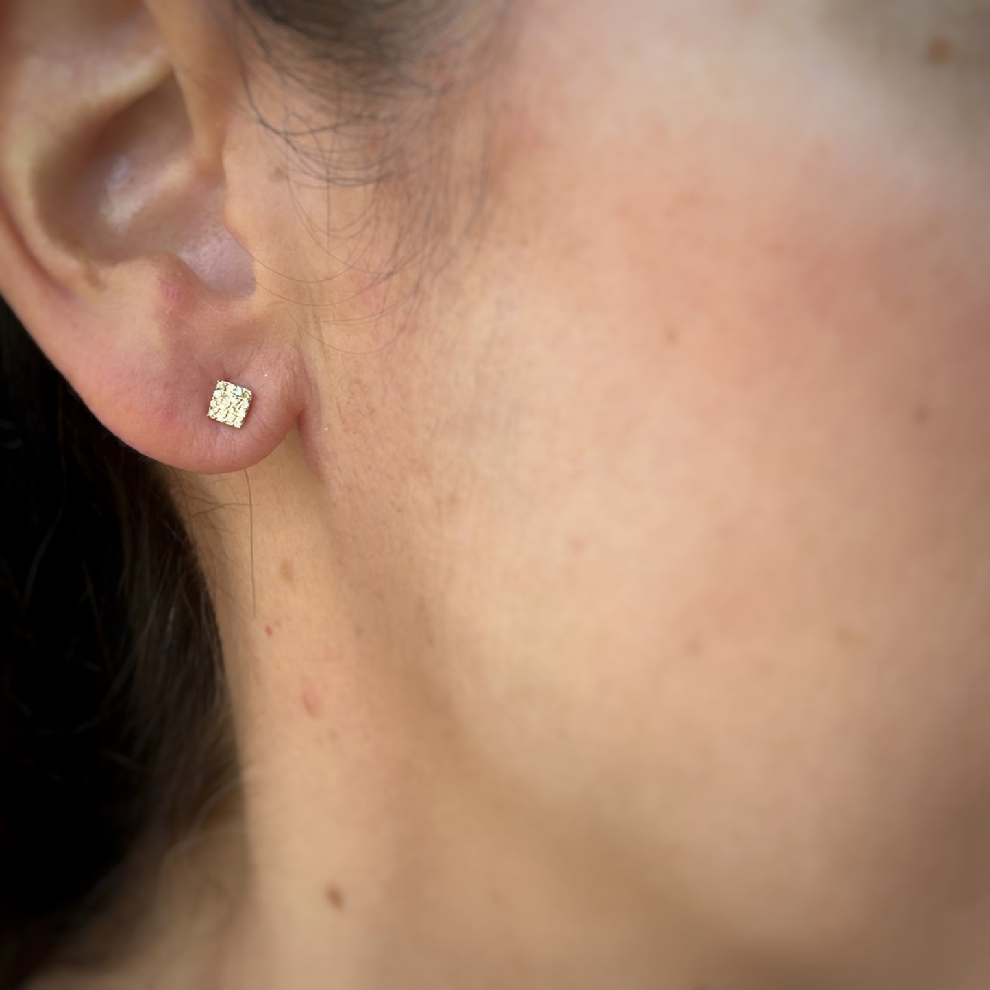 Aretes cuadrados en oro amarillo 10k con diamantes 0.10ctw