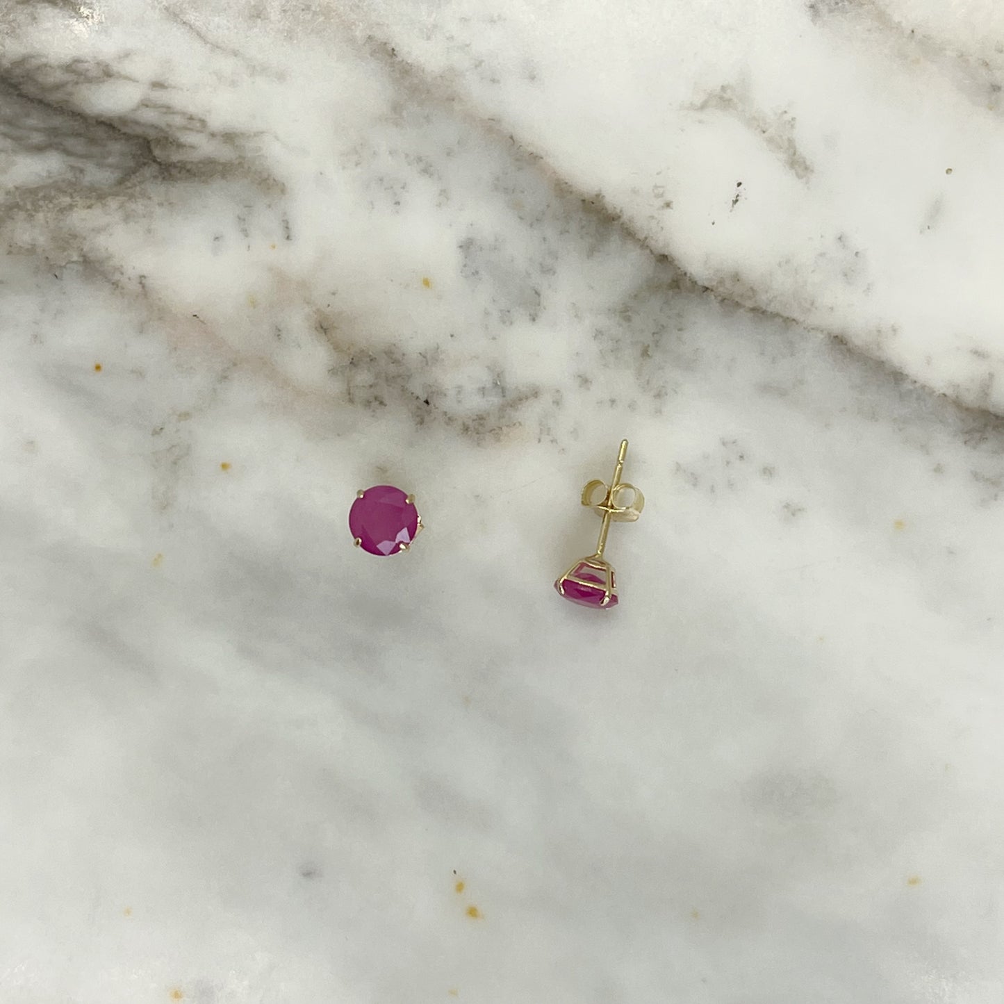 Aretes en oro amarillo 14k con rubíes redondos 5mm