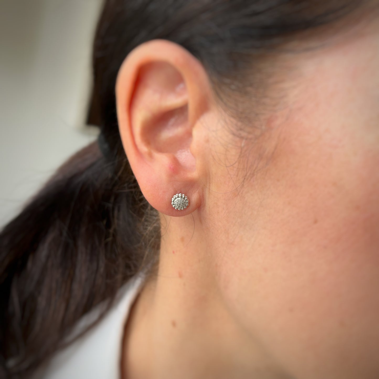 Aretes en oro blanco de 14k en forma de círculo con borde de bolitas y diamantes 0.07ctw